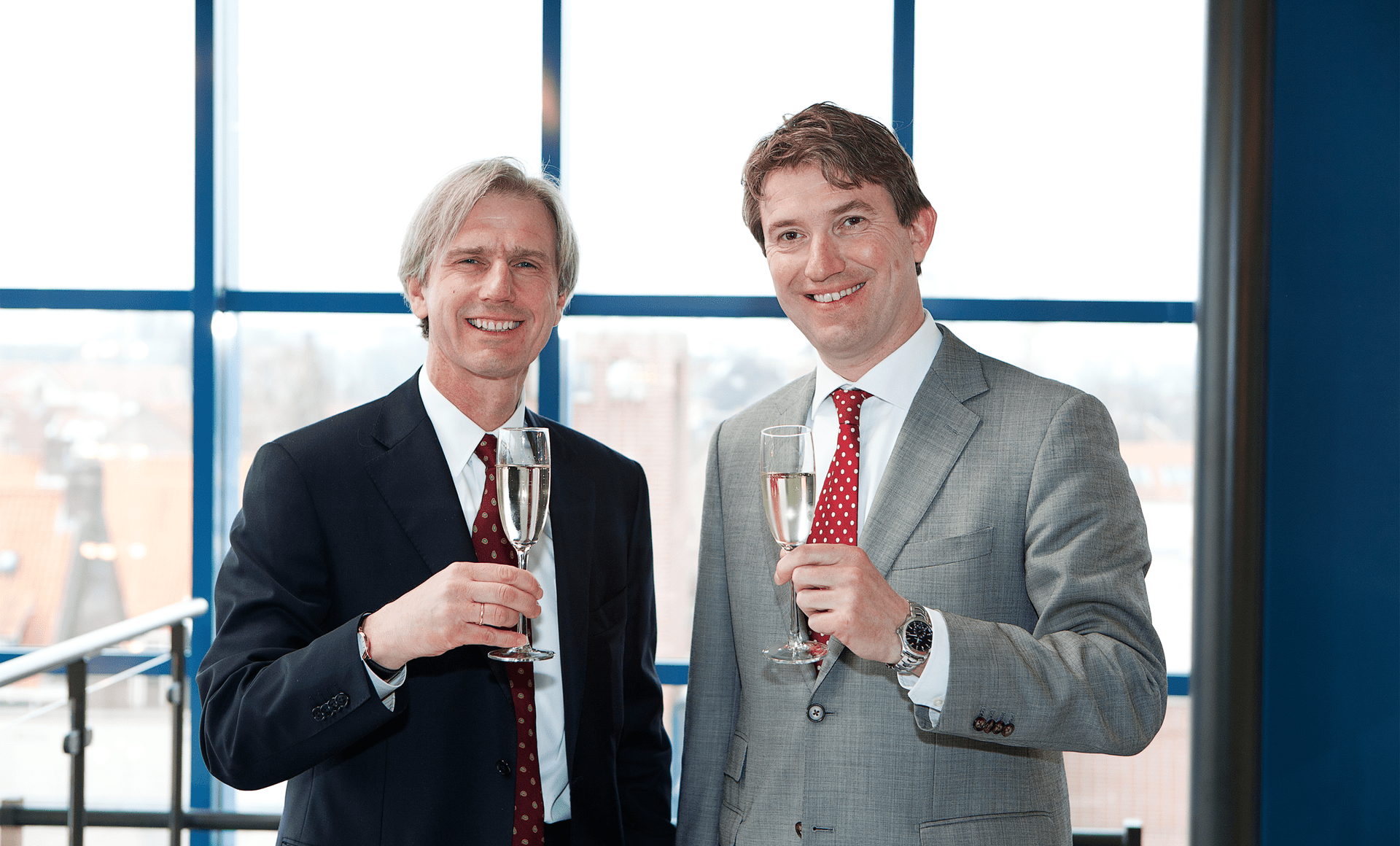 Leidinggevenden DHV en Royal Haskoning tekenen fusiedocumenten