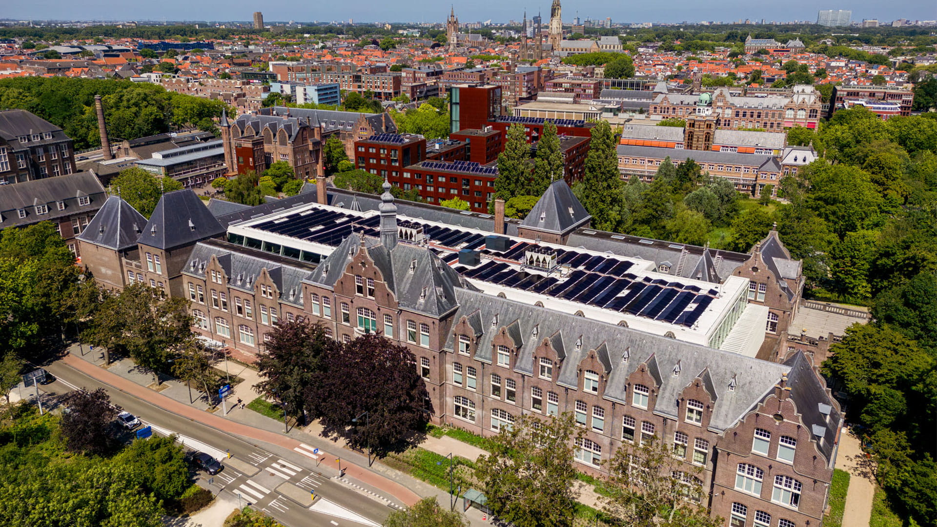 Kantoor Delft vanuit de lucht gezien met zonnepanelen