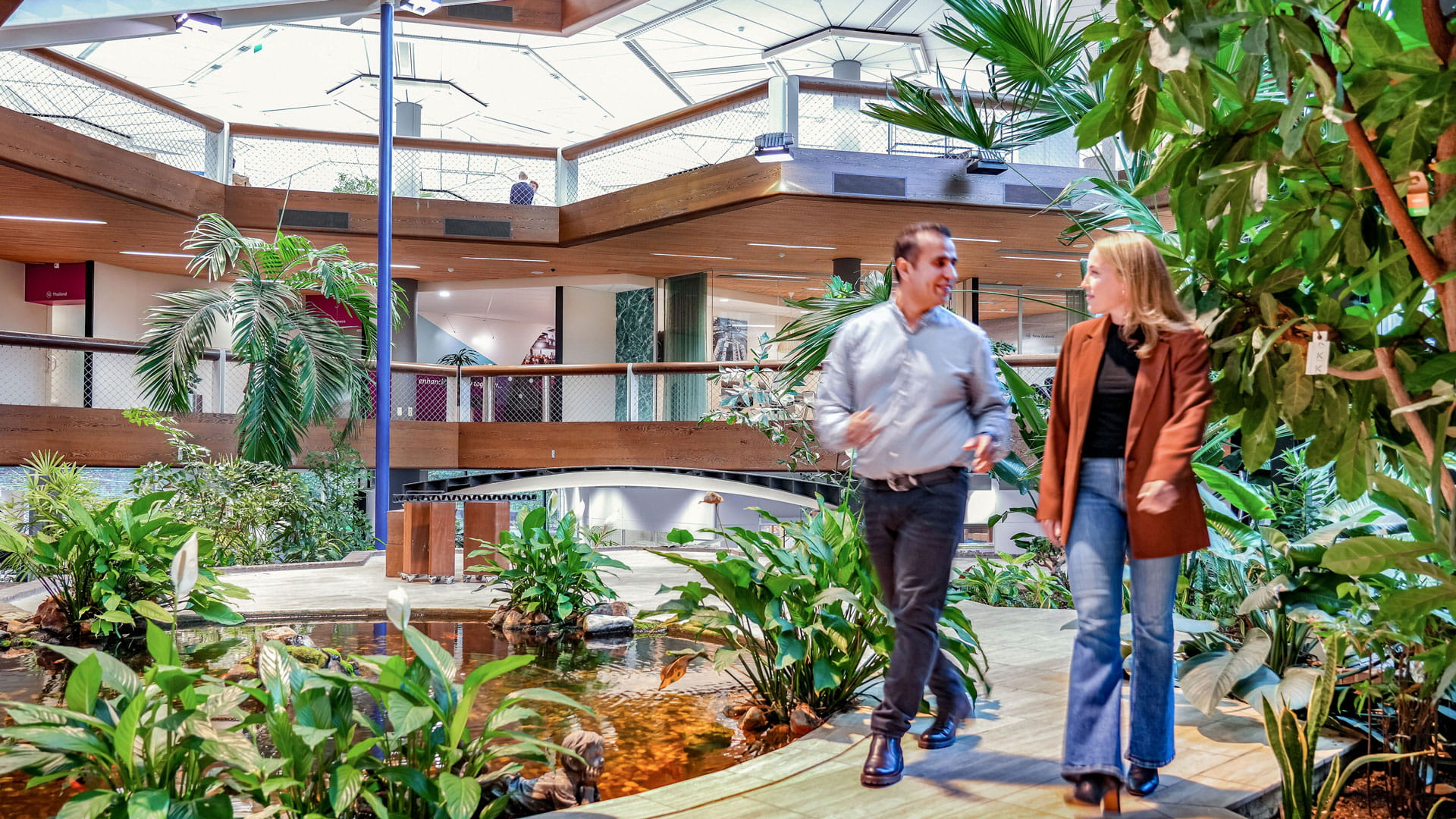 Collega's die samen lopen