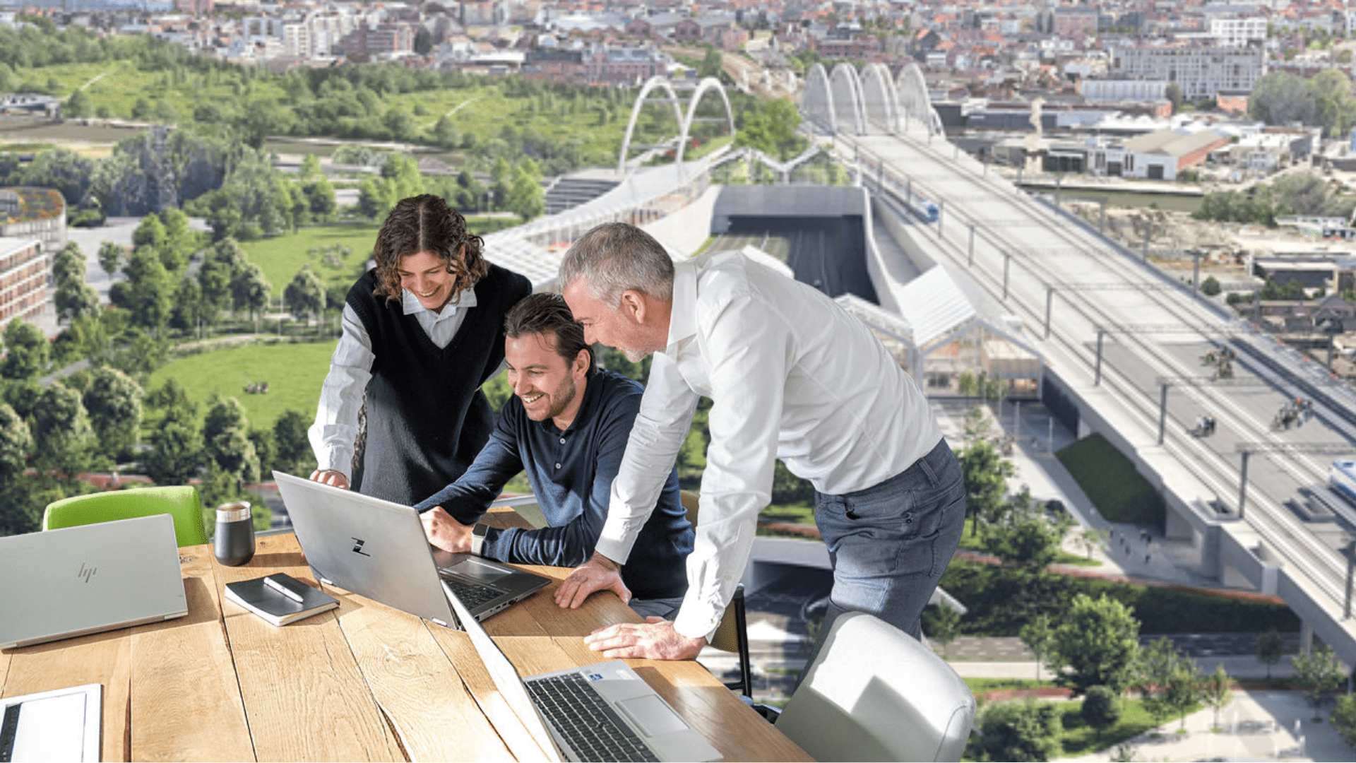 Collega's die samen naar een laptop kijken