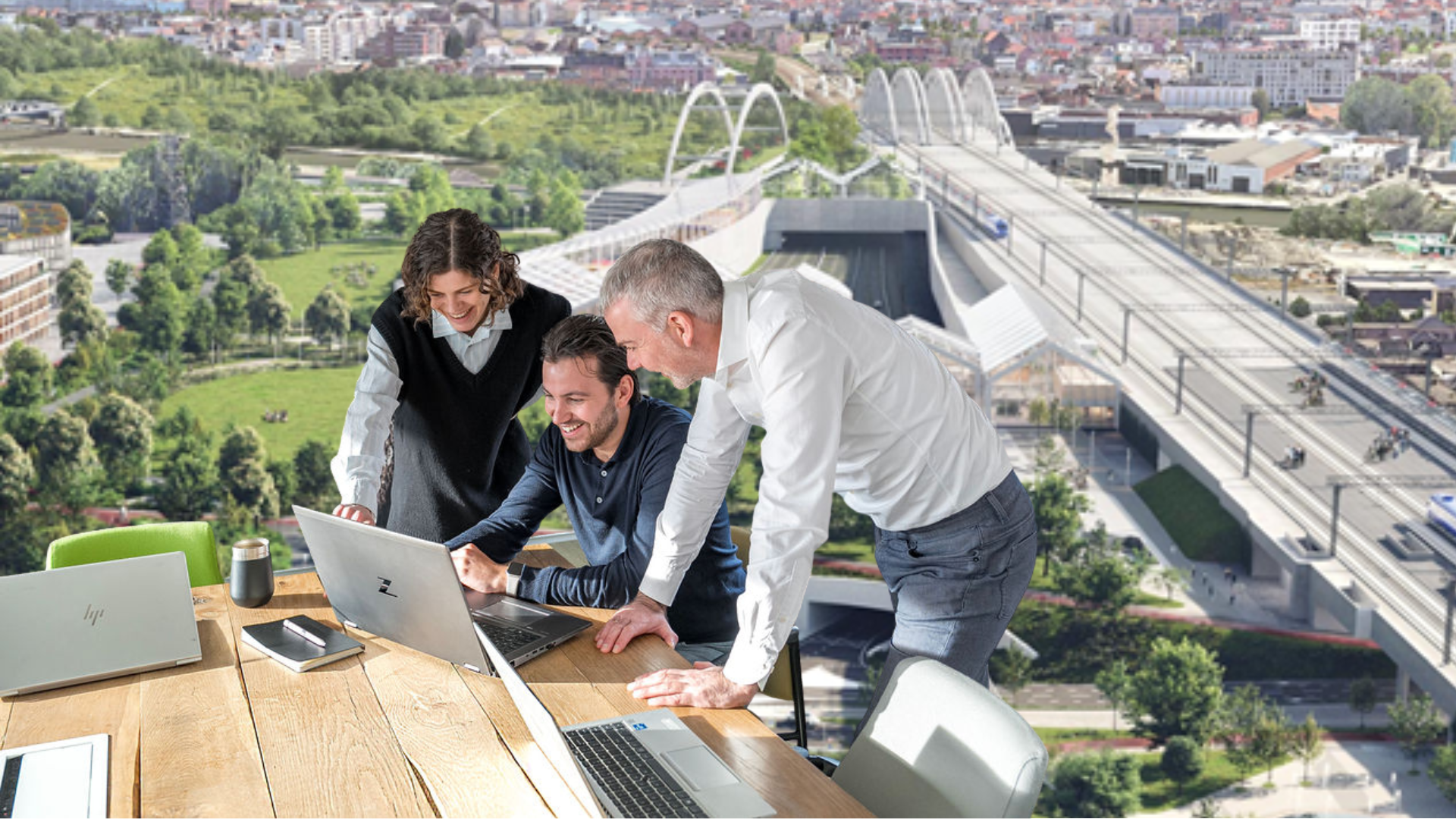 Collega's die samen naar een laptop kijken
