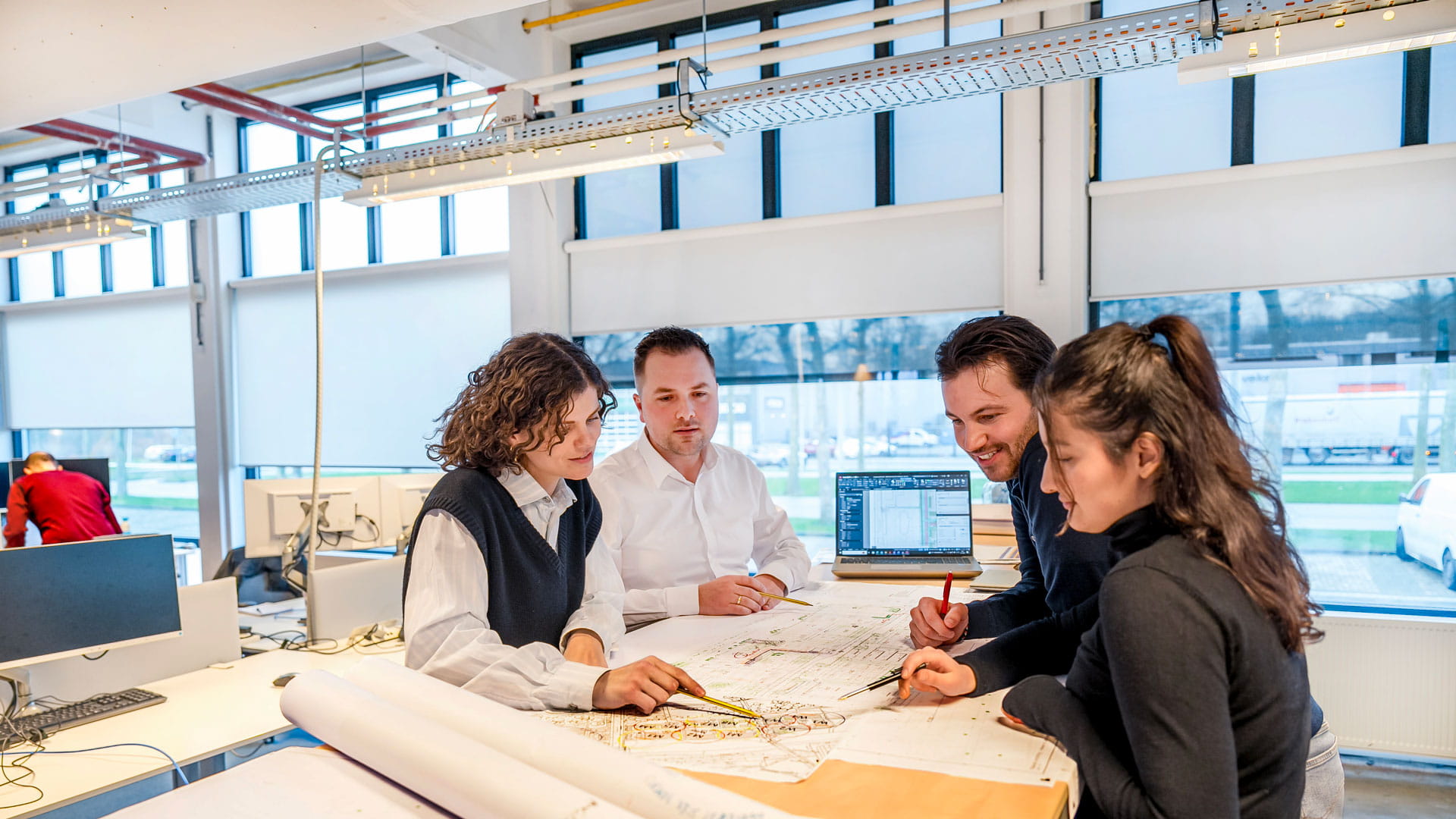 Collega's die samenwerken rondom een kaart