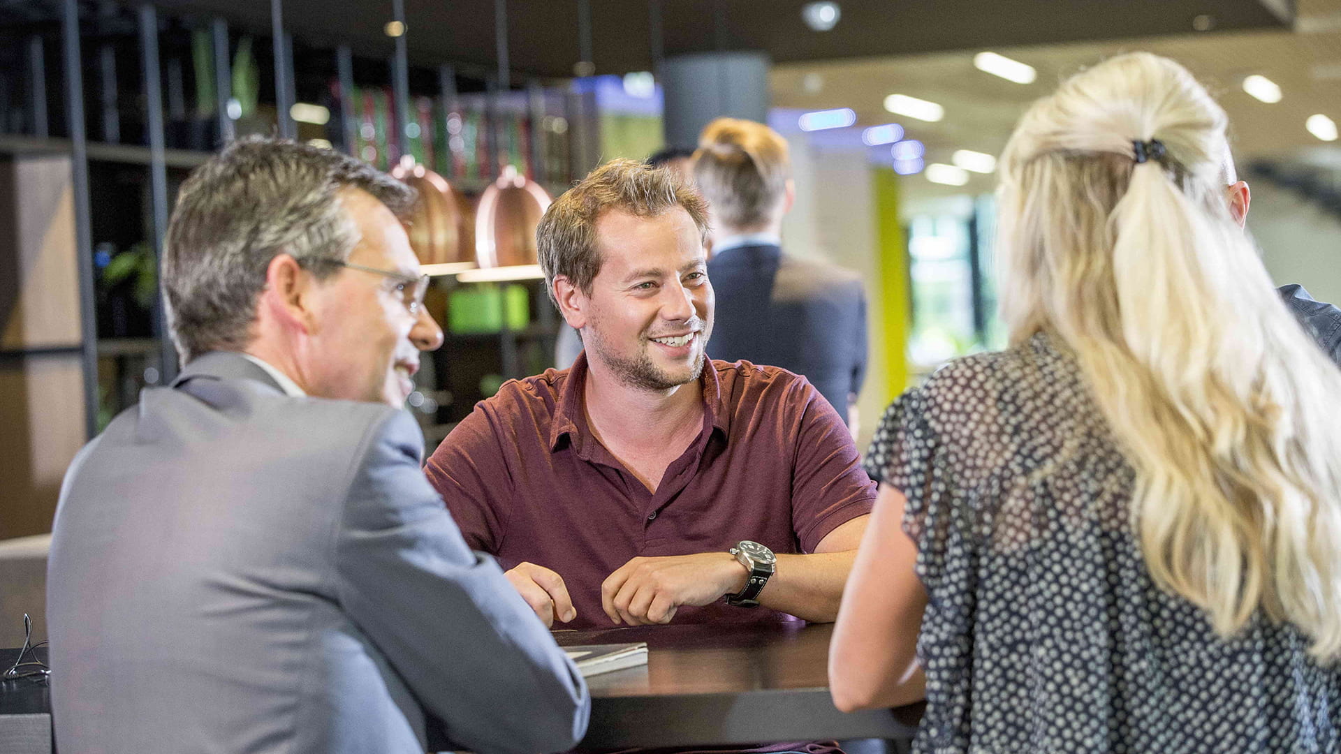 Collega's van Haskoning die samen werken