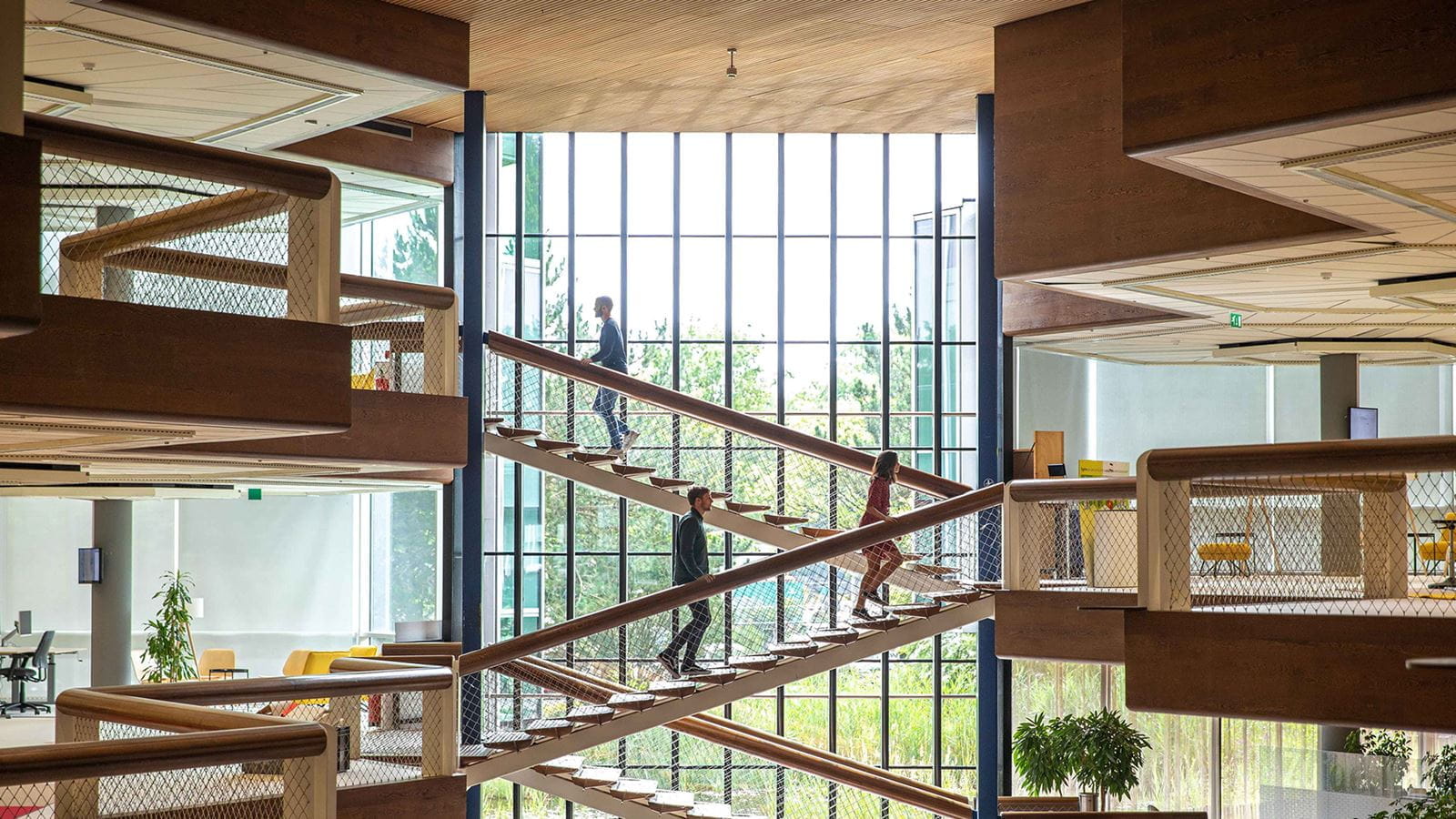 Een interieur van een kantoorgebouw.