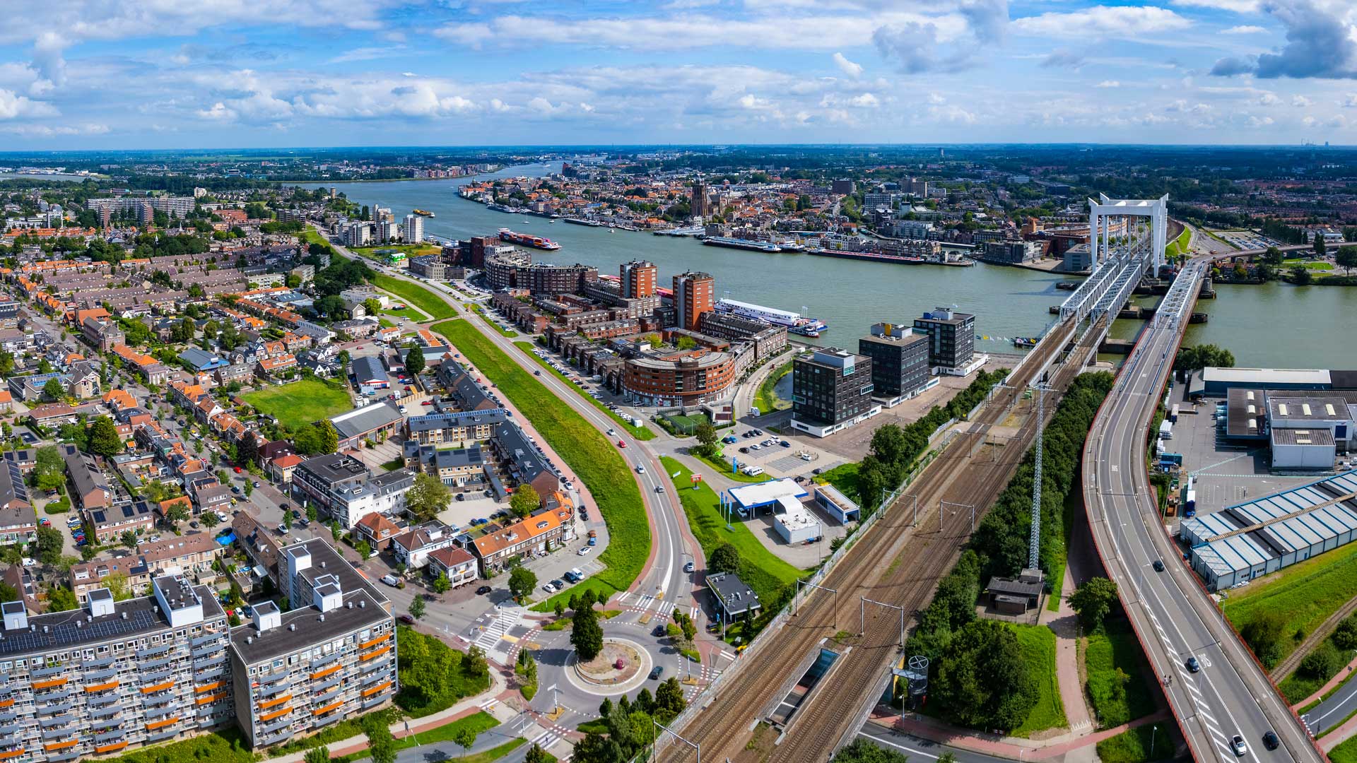 Een stad aan een rivier.