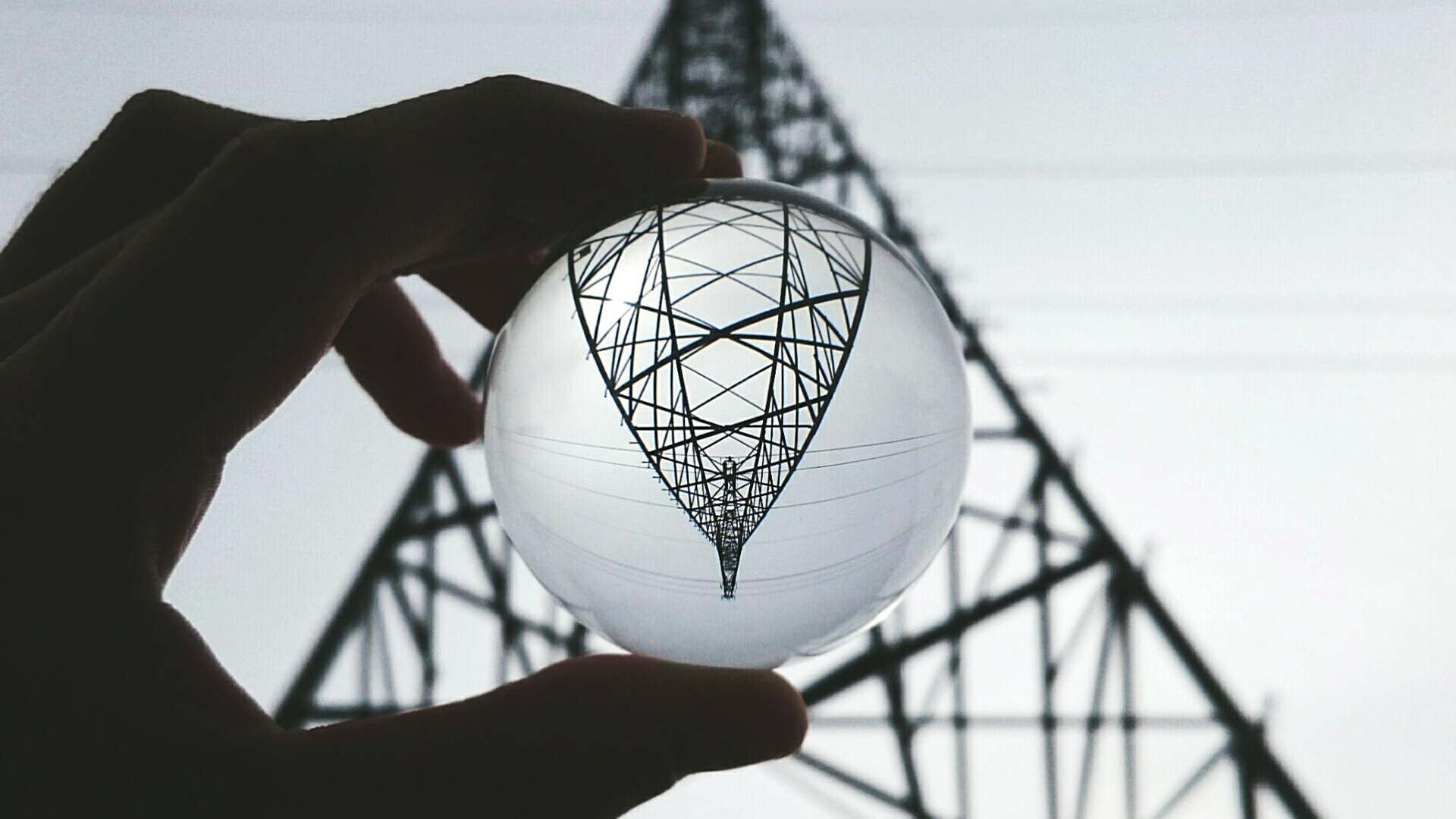 Hand met glazen bol perspectief