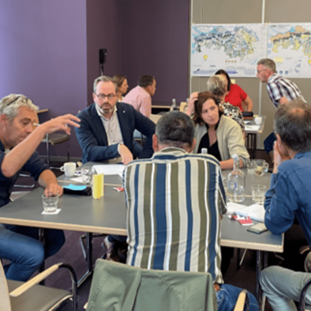 Mensen in overleg aan tafels