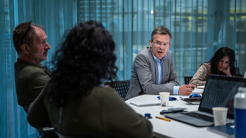 Mensen in overleg in zakelijke omgeving