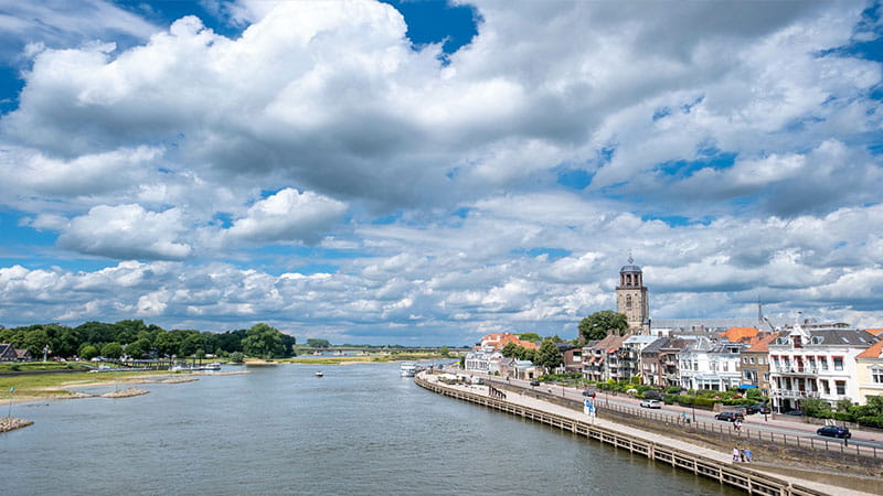 Stadje aan een rivier