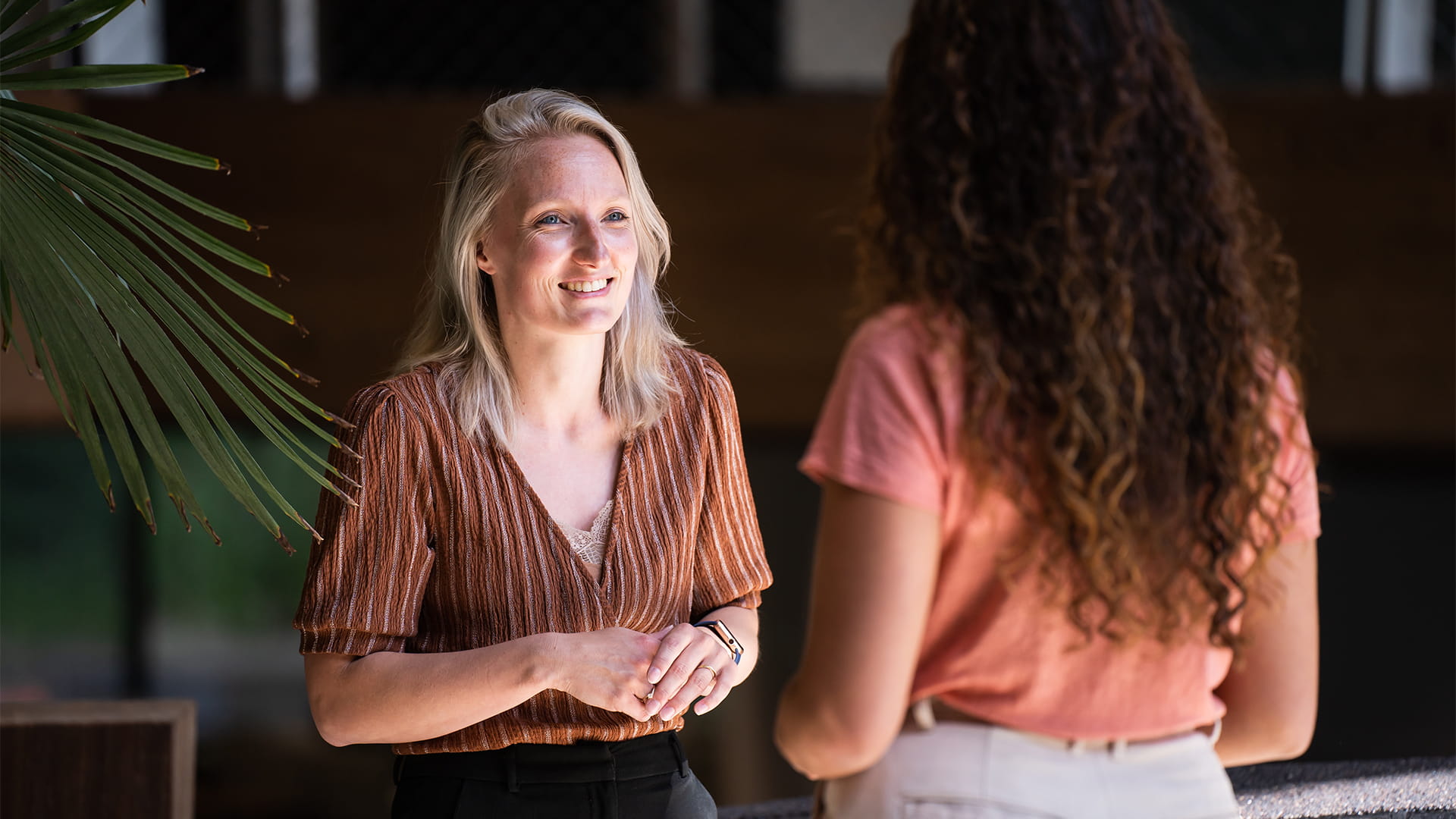 Twee mensen in gesprek