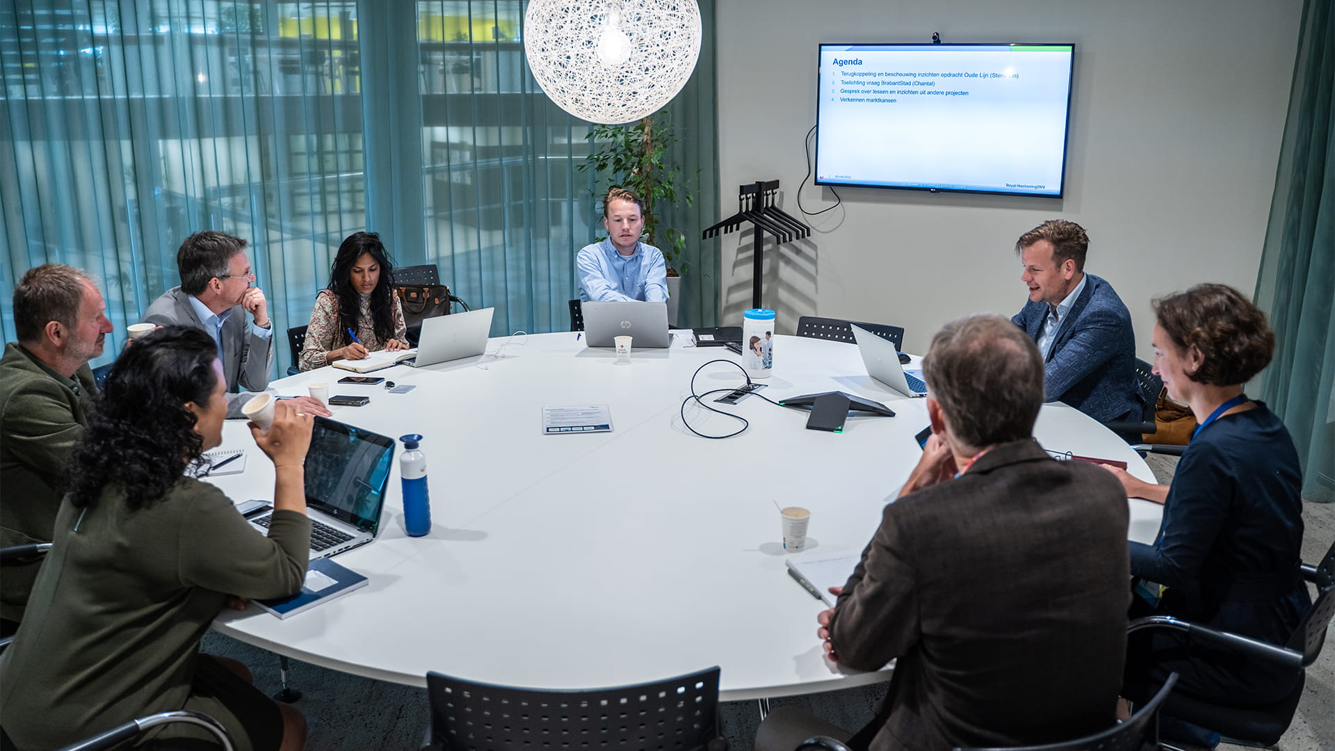 Mensen in vergaderruimte