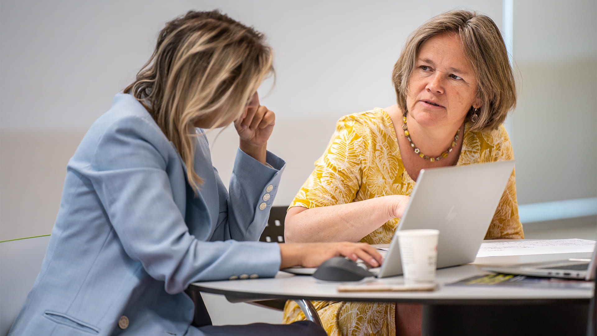 Twee mensen in overleg