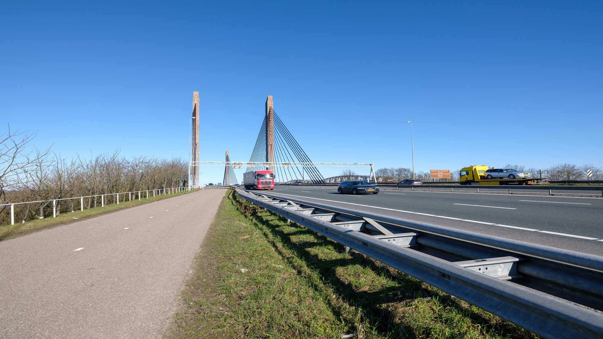 Snelweg met brug