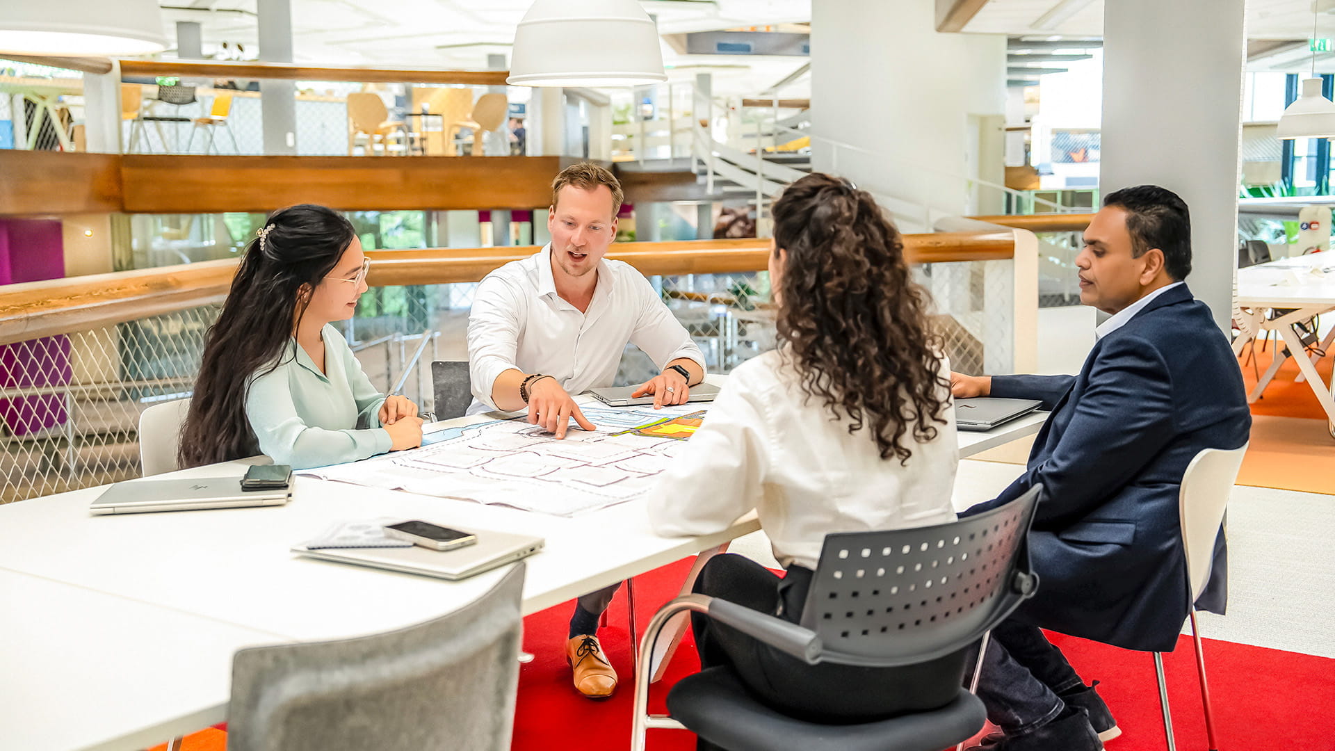 collega's Haskoning in overleg