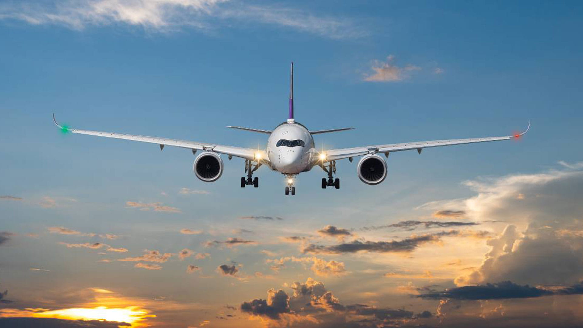 Vliegtuig dalend, gaat bijna landen.