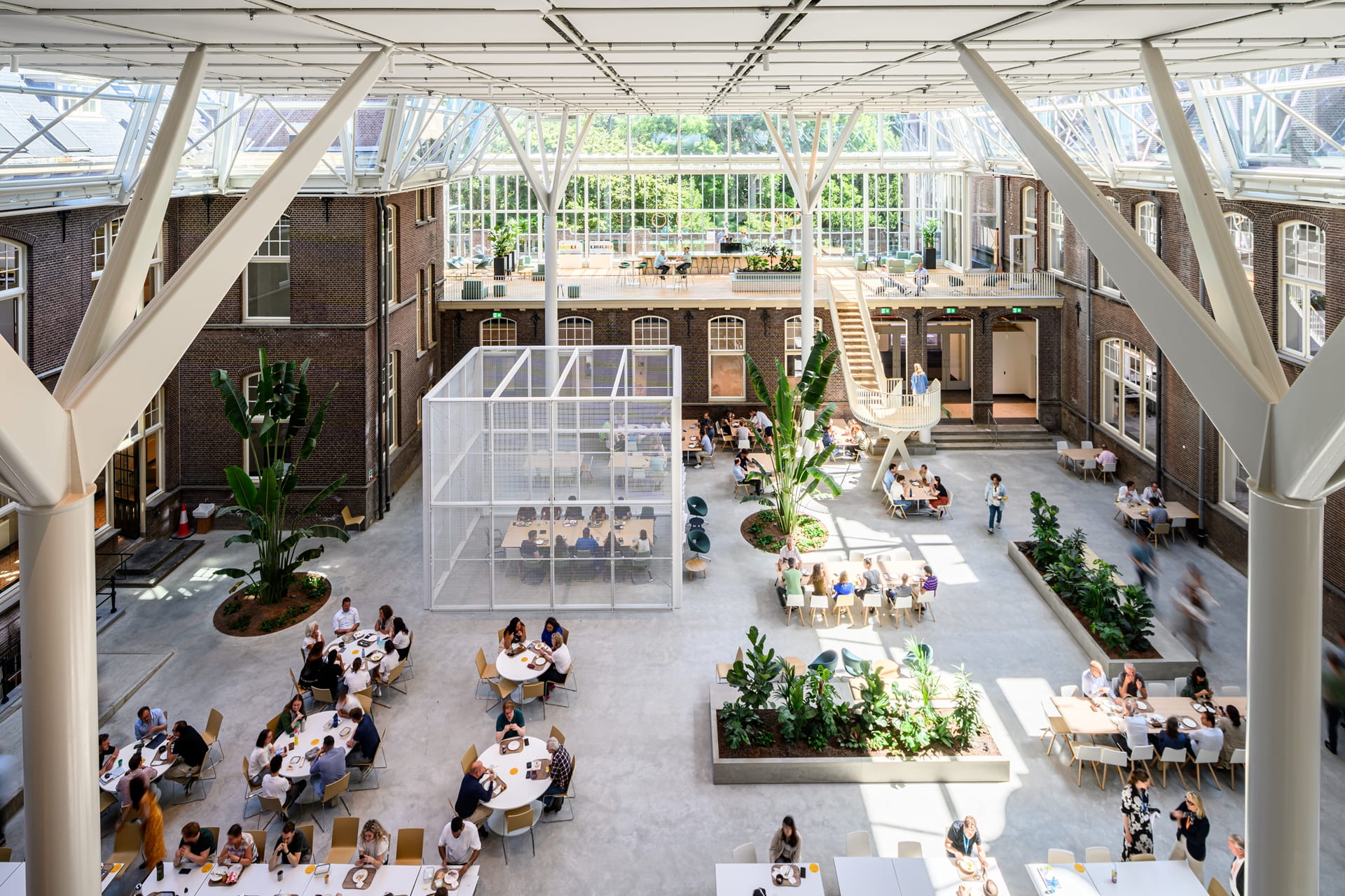 Mensen die lunchen in atrium van kantoor
