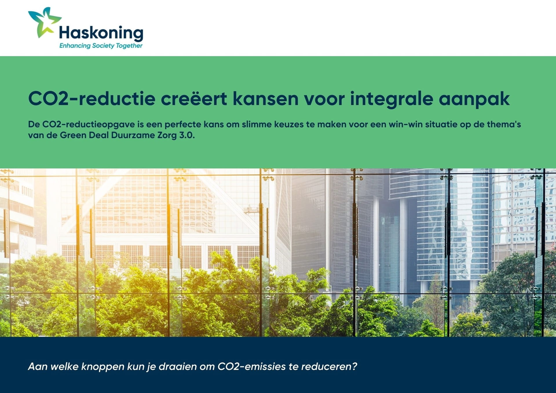 Glazen gevel van een gebouw met een weerspiegeling van groen en andere hoge gebouwen