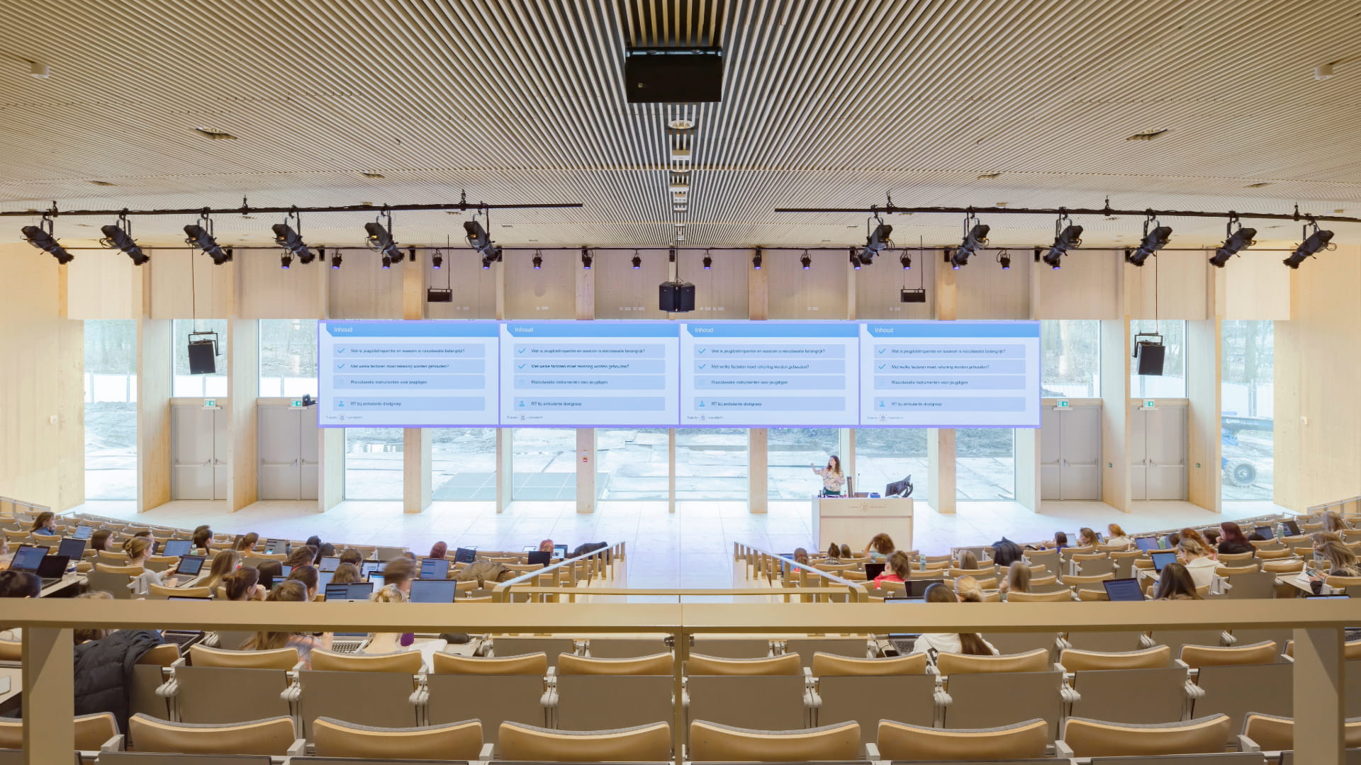 Collegezaal in een universiteit waar onderwijs wordt gegeven