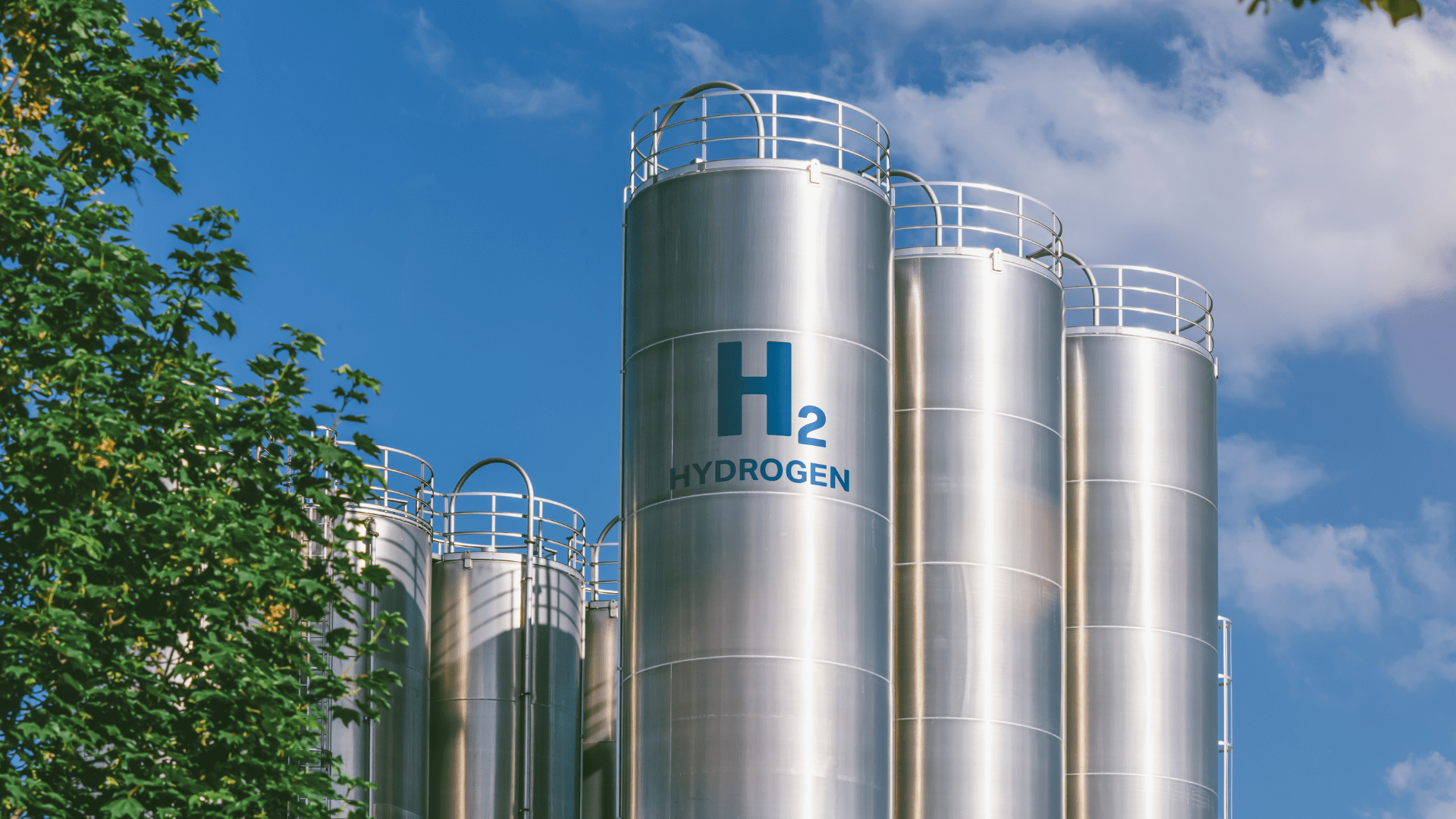 Hydrogen tank met blauwe lucht