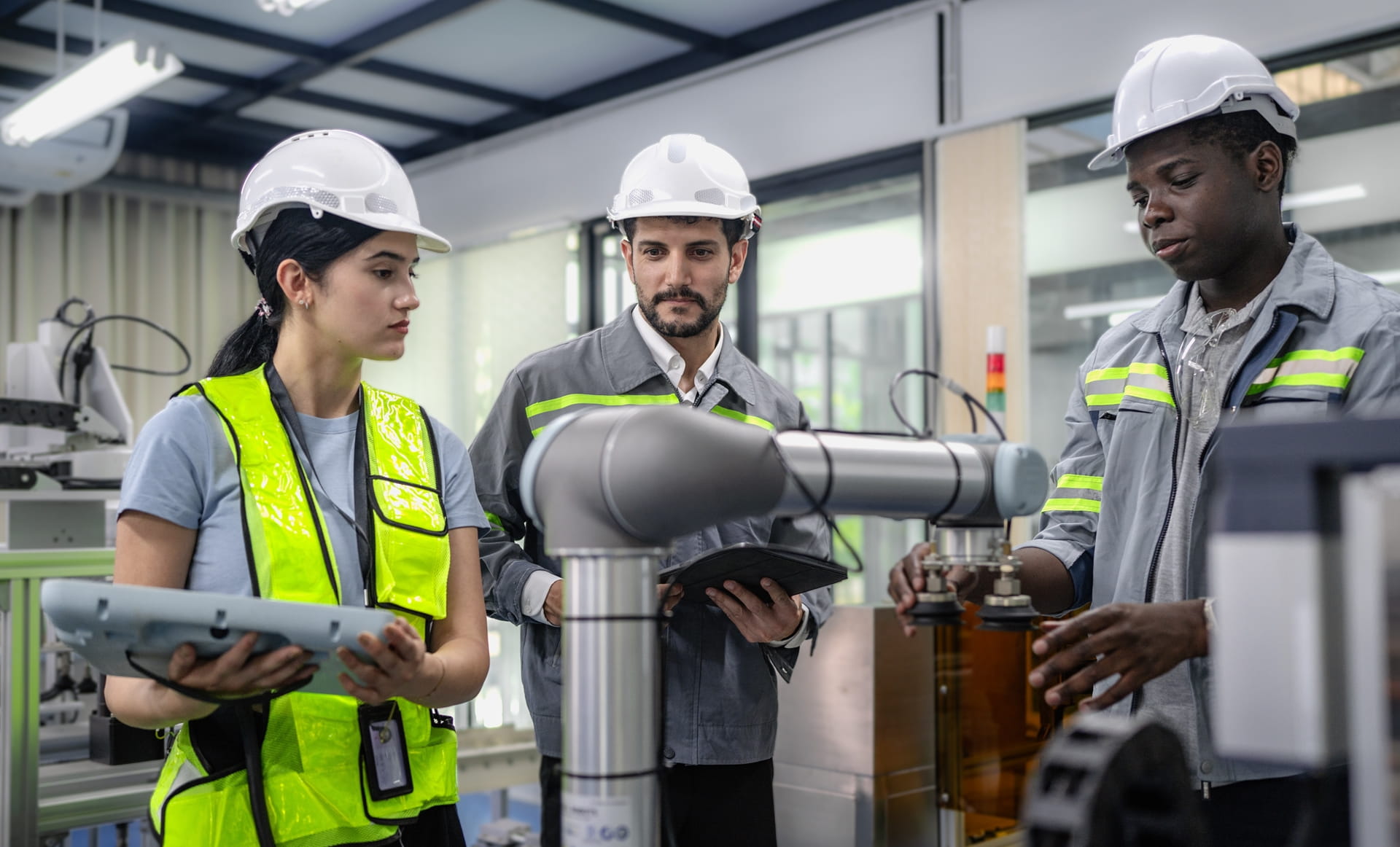 Drie mensen inspecteren een installatie