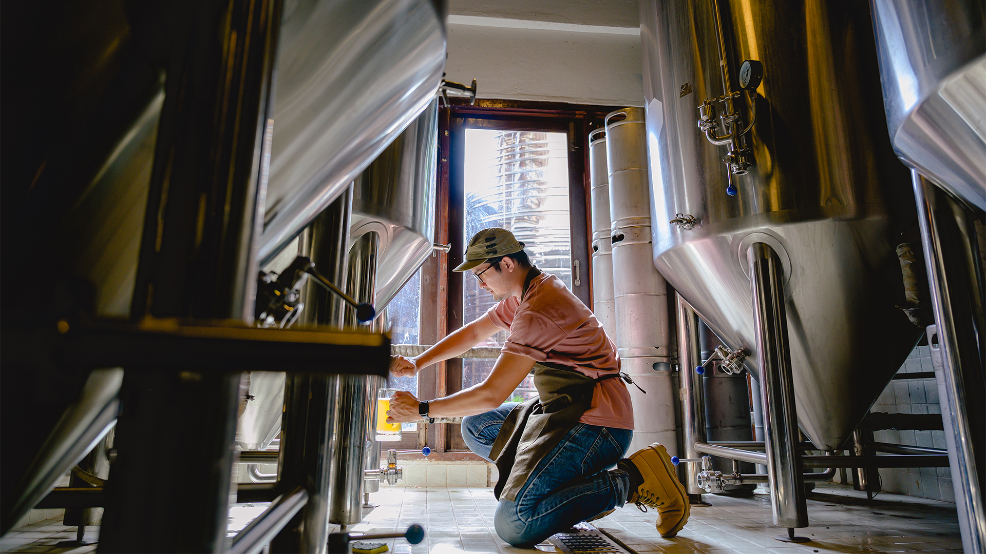 Man controleert brouwerijproduct, bierproductie, brouwerijontwerp, brouwerijbouw