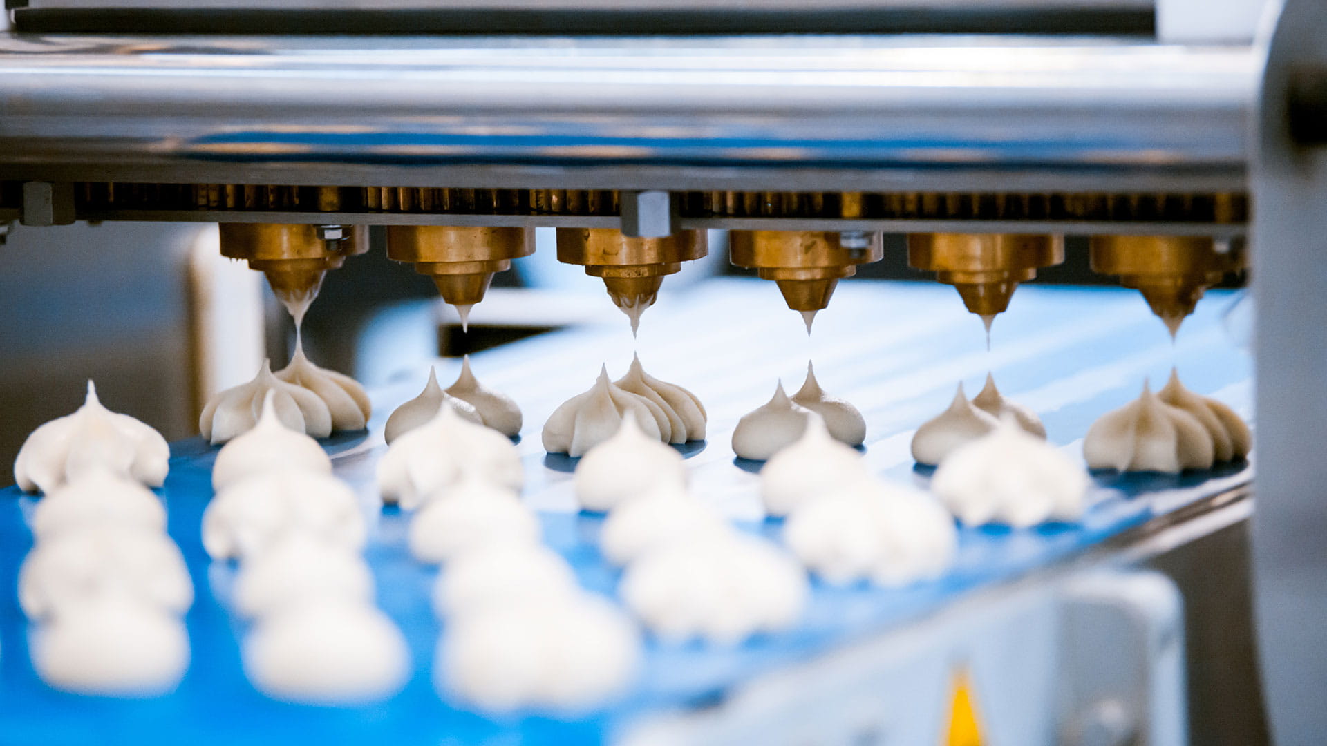 Cream puffs in food factory