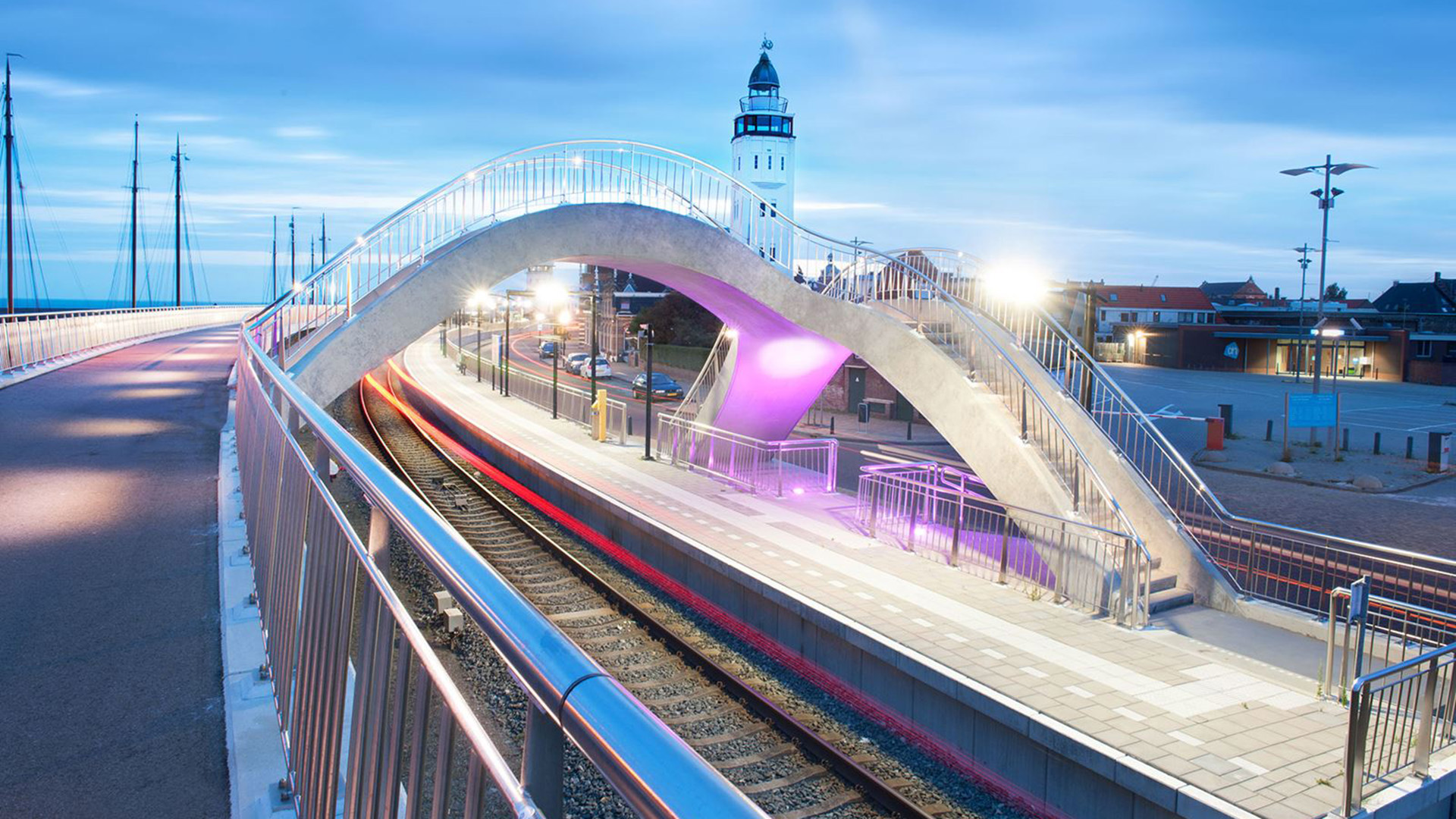 Zeekering en traverse over het spoor in Harlingen