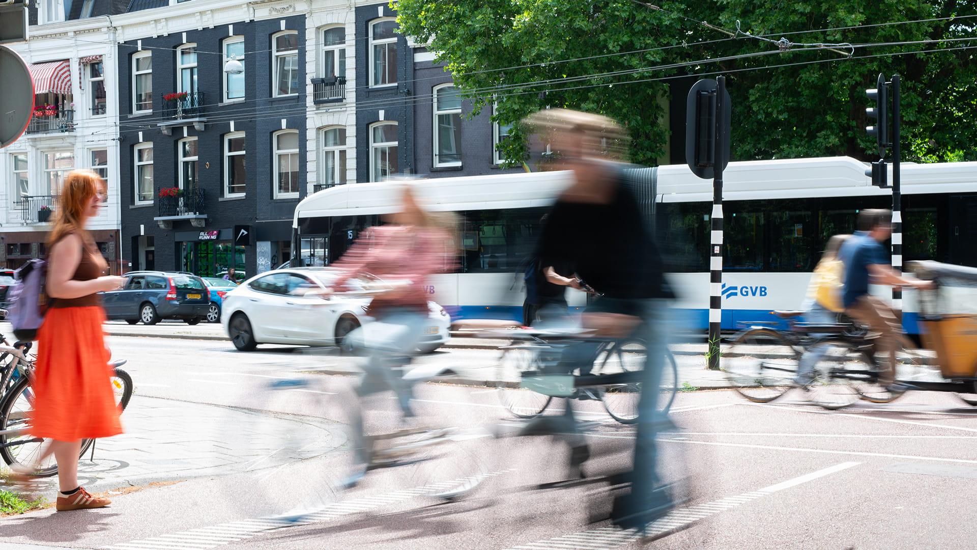 Fietsers, voetgangers, tram op weg in Amsterdam