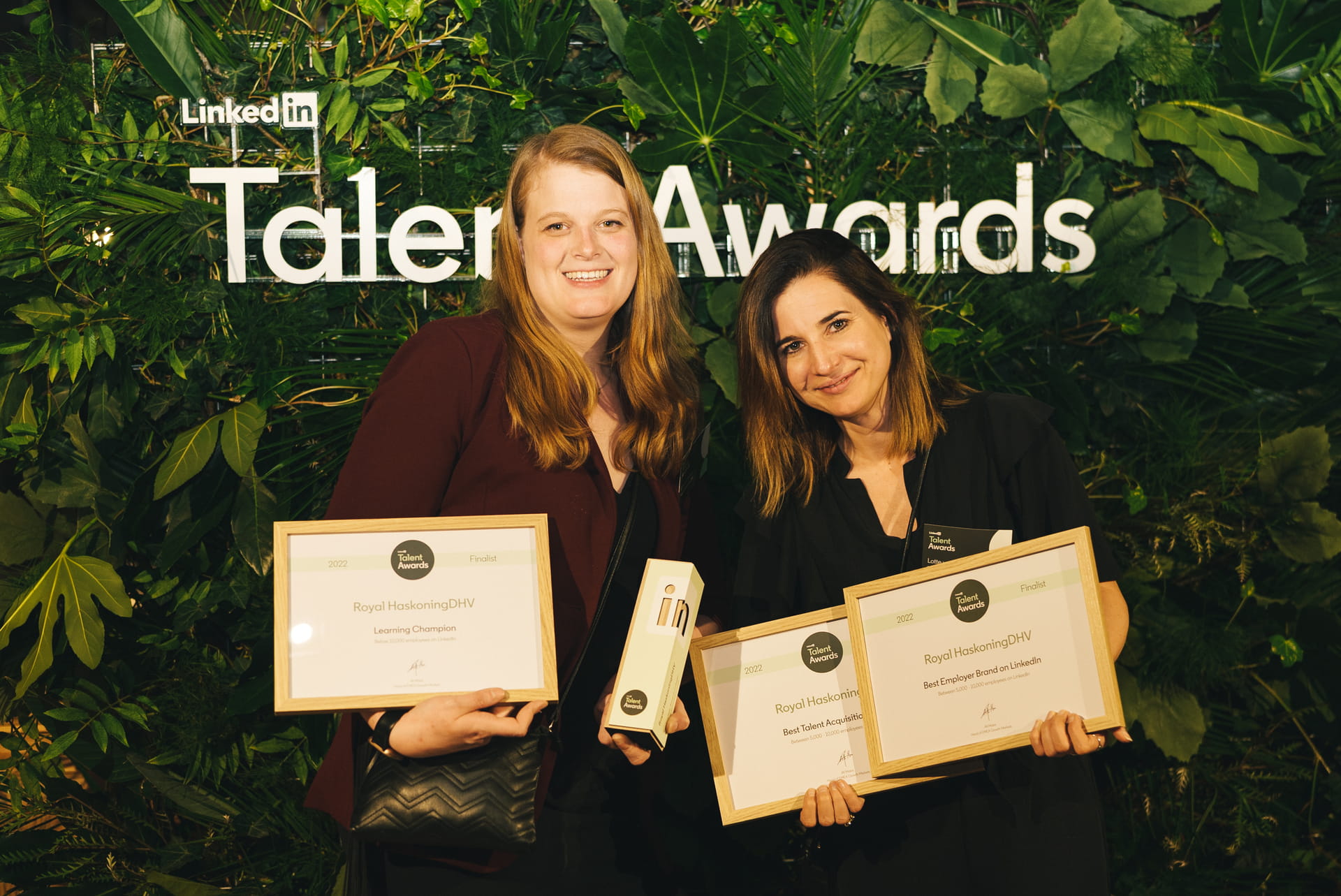 Onze Lotte van Boxmeer en Esmee Maton tijdens tijdens de Linkedin Talent Awards