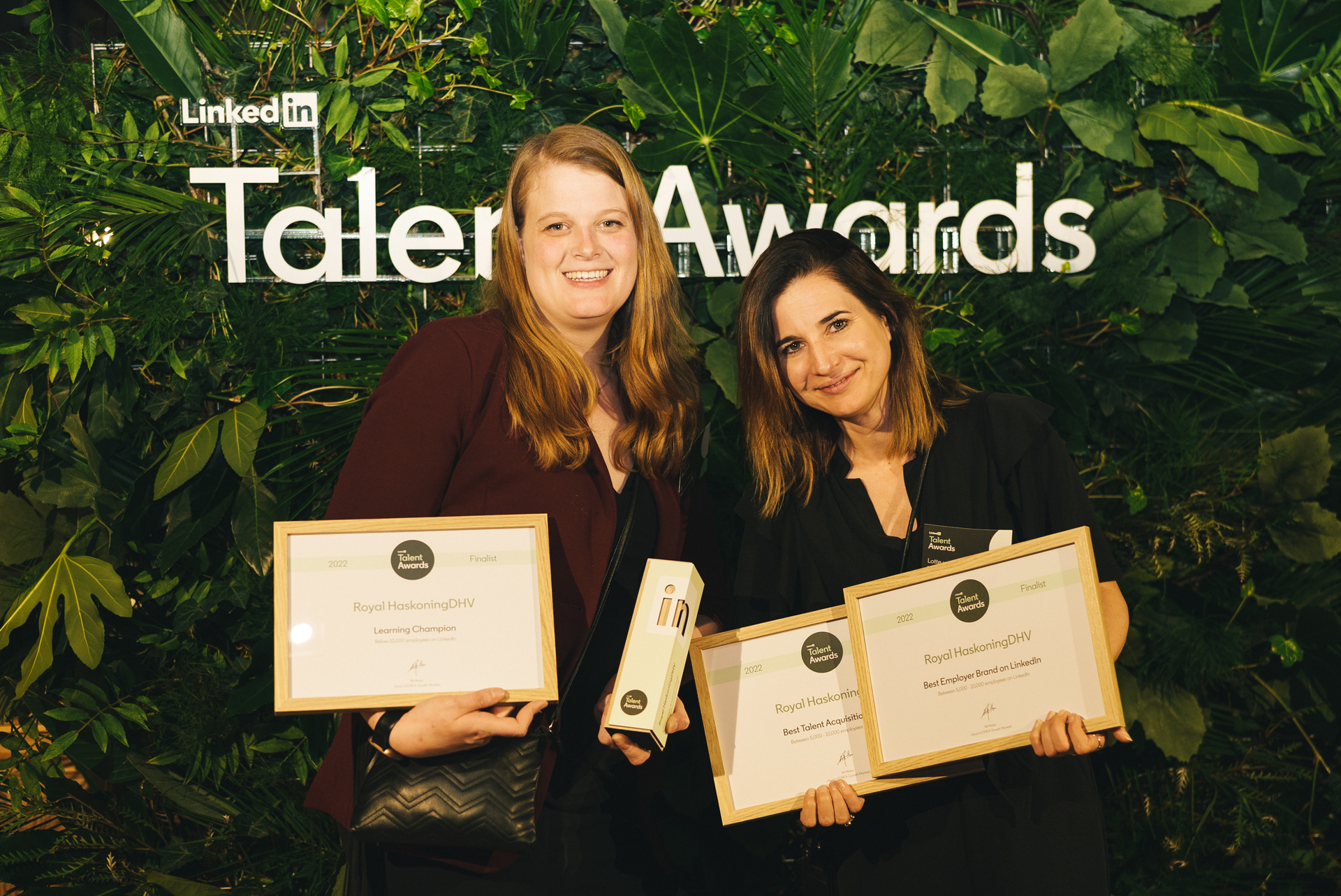 Onze Lotte van Boxmeer en Esmee Maton tijdens tijdens de Linkedin Talent Awards