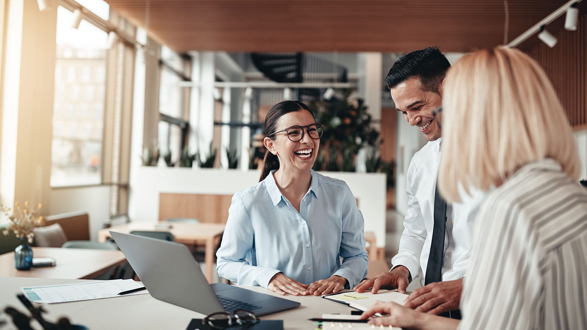 Mensen die aan het werk zijn in een fijne werkplek