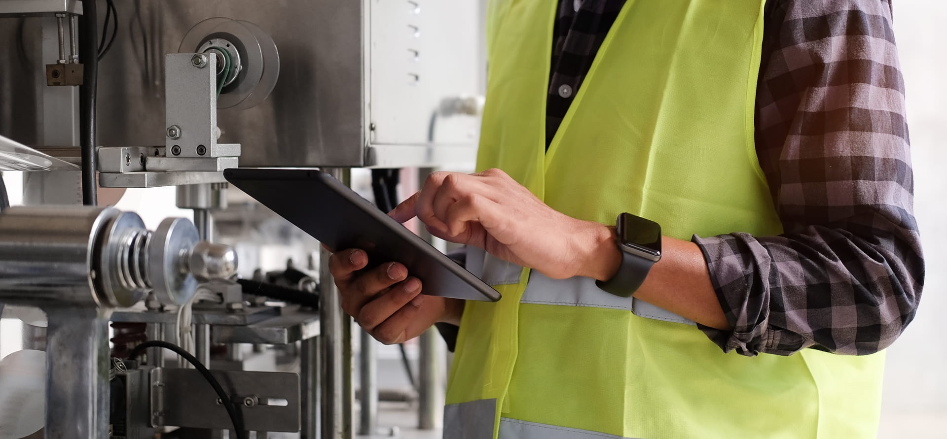 Persoon met tablet bij installaties