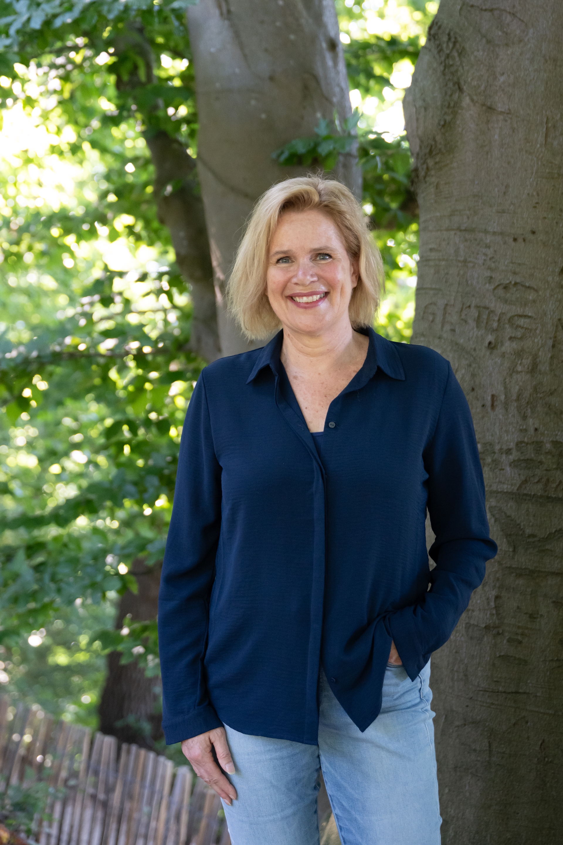 Ceciel van Iperen staand in een groene omgeving