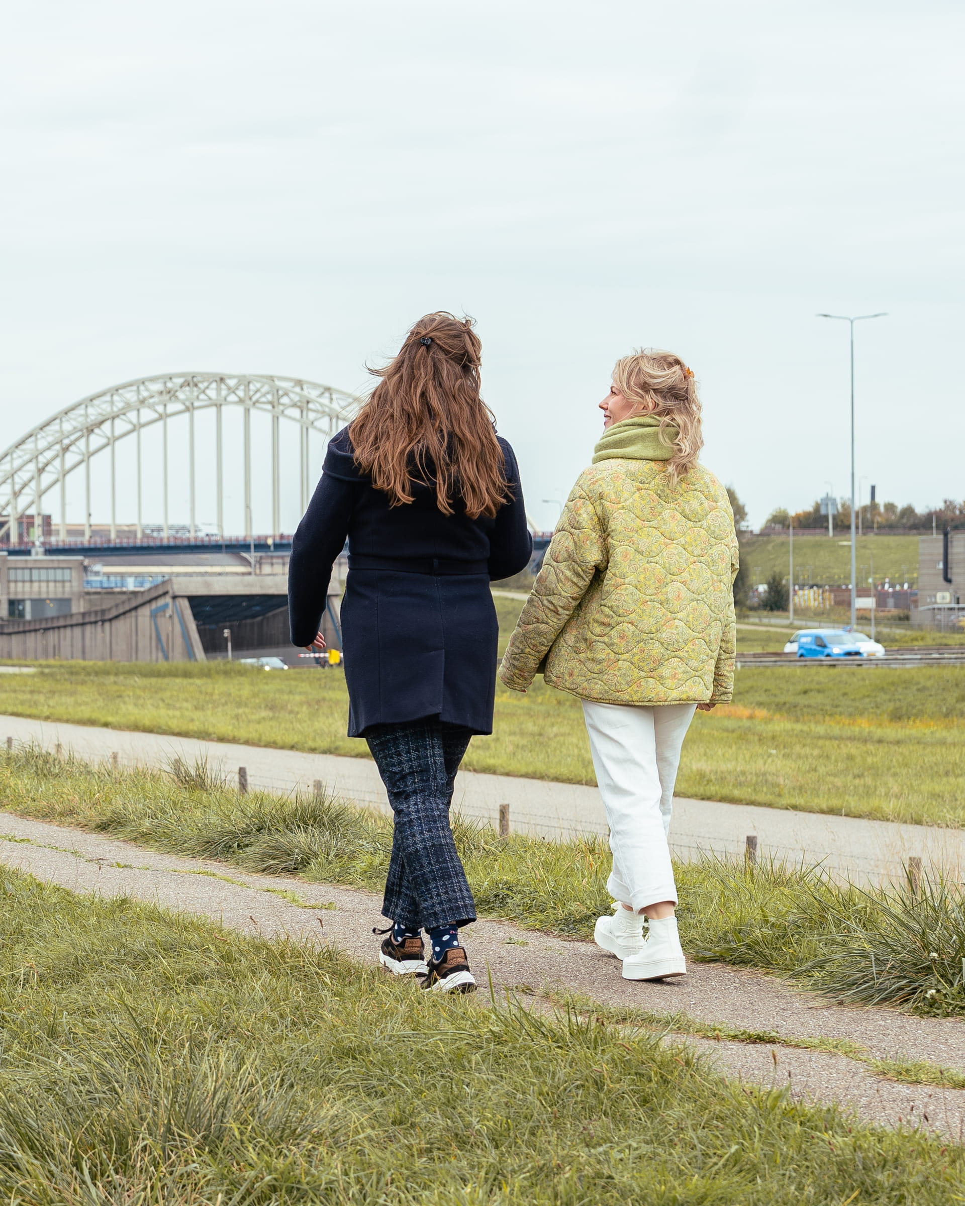 Arlette en Iris lopen op voetpad
