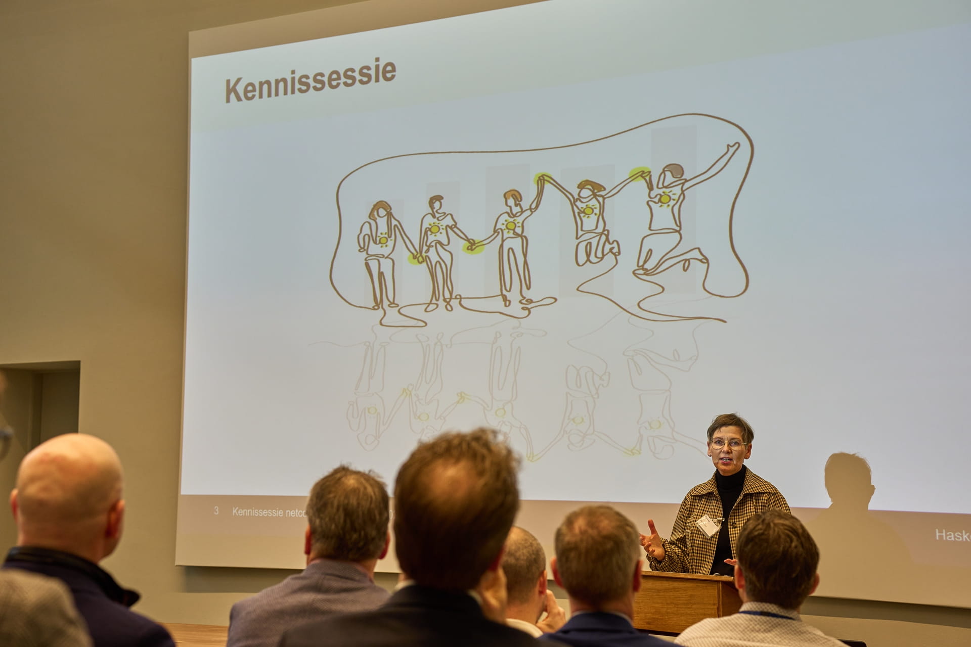 Presentator voor een presentatie tijdens een kennissessie