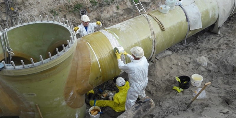Mensen werken aan rioolbeheer