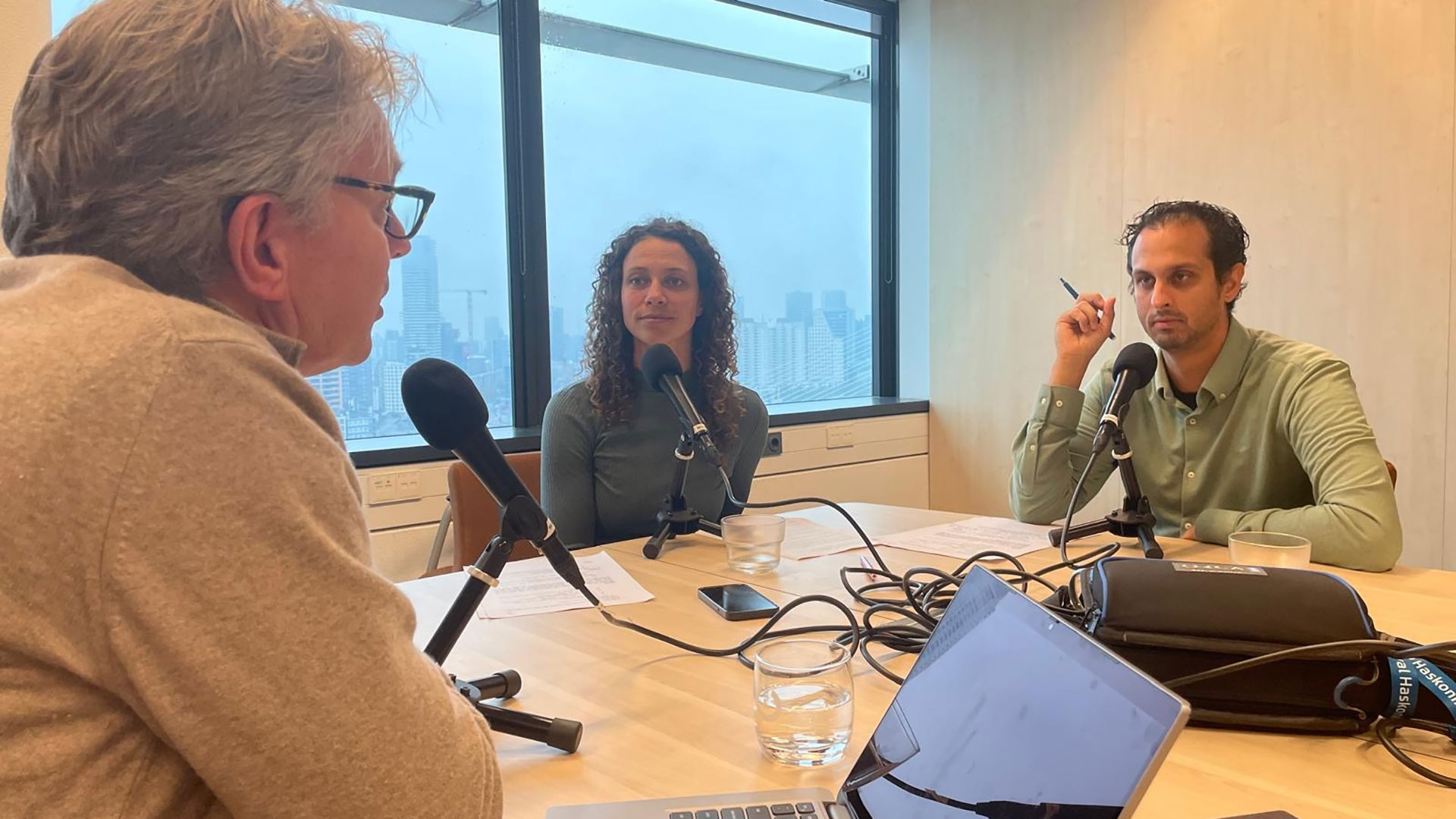 Mensen aan een tafel om een podcast te maken over Havenbedrijf Rotterdam