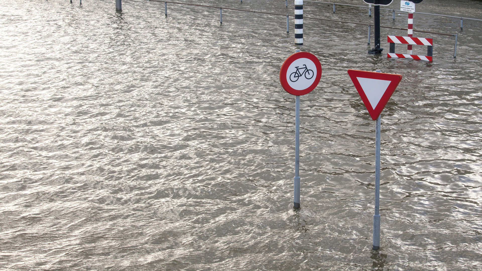 Weg met verkeersborden overstroming