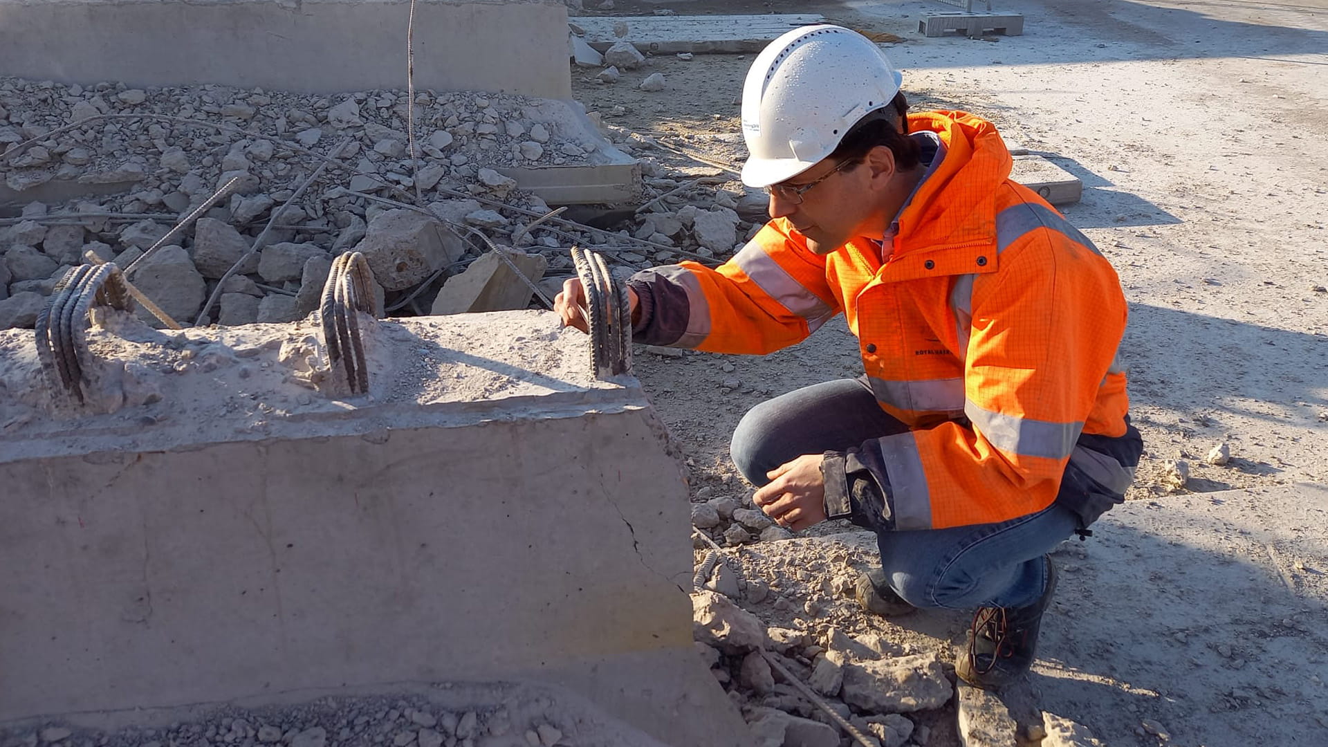 Rob Vergoossen bekijkt een betonnen ligger