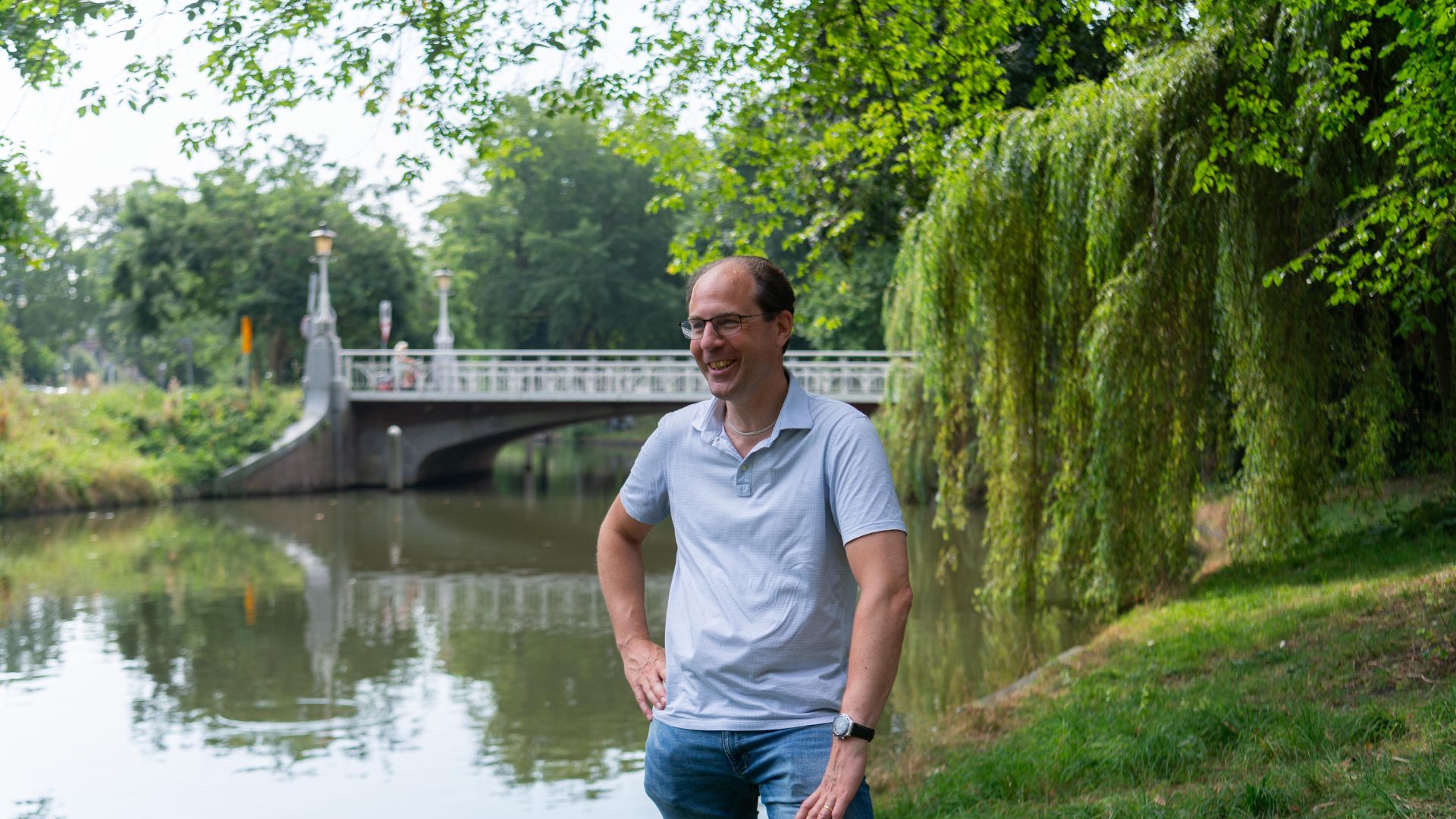 Rob Vergoossen voor de Herenbrug in Utrecht
