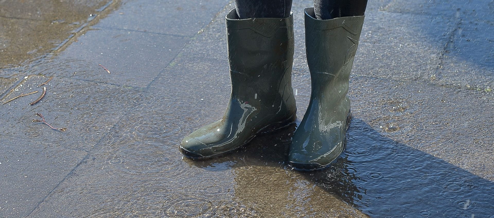 Met laarzen in regenplas