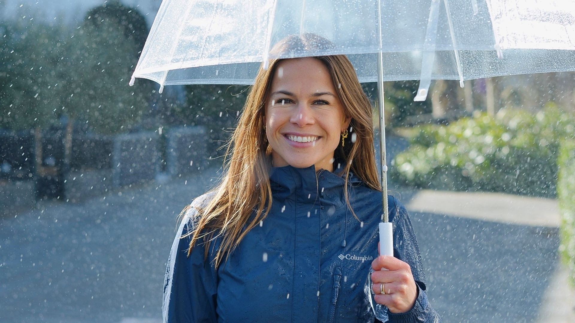 Onder paraplu schuilen voor de regen