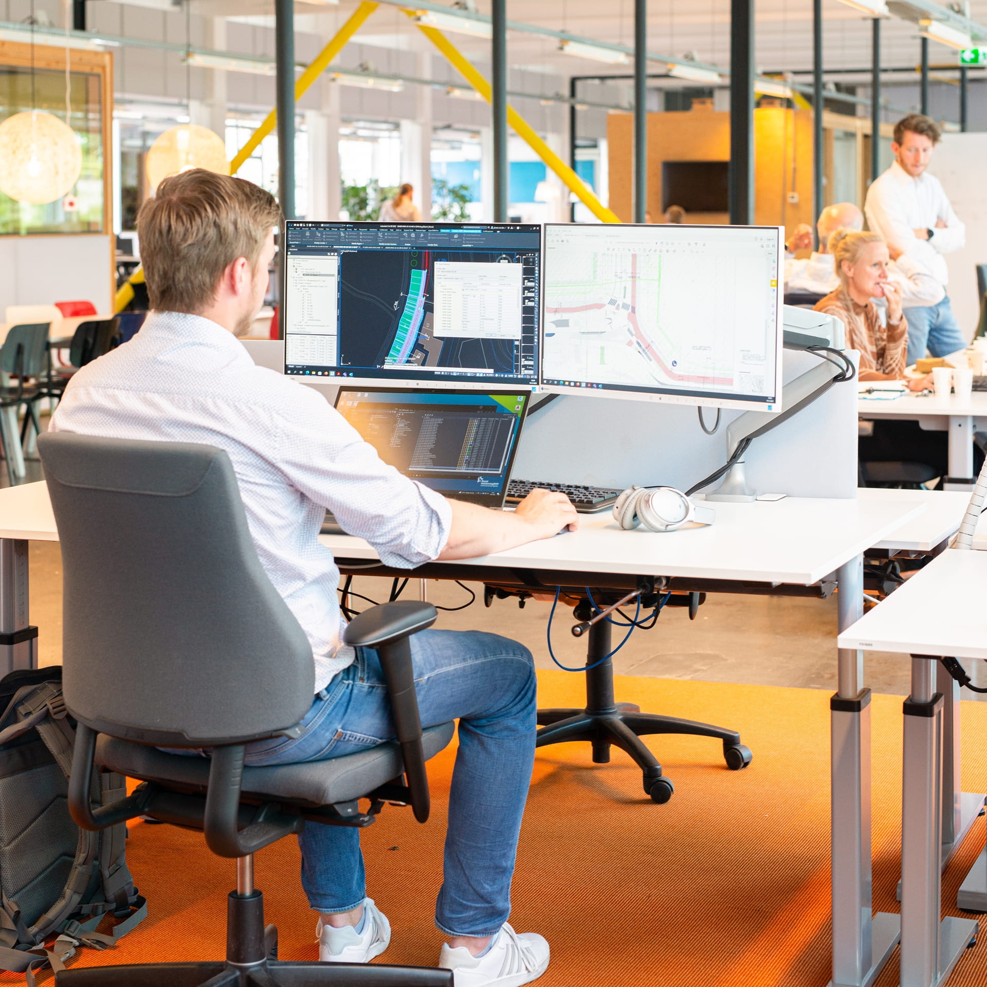 Werknemer achter bureau