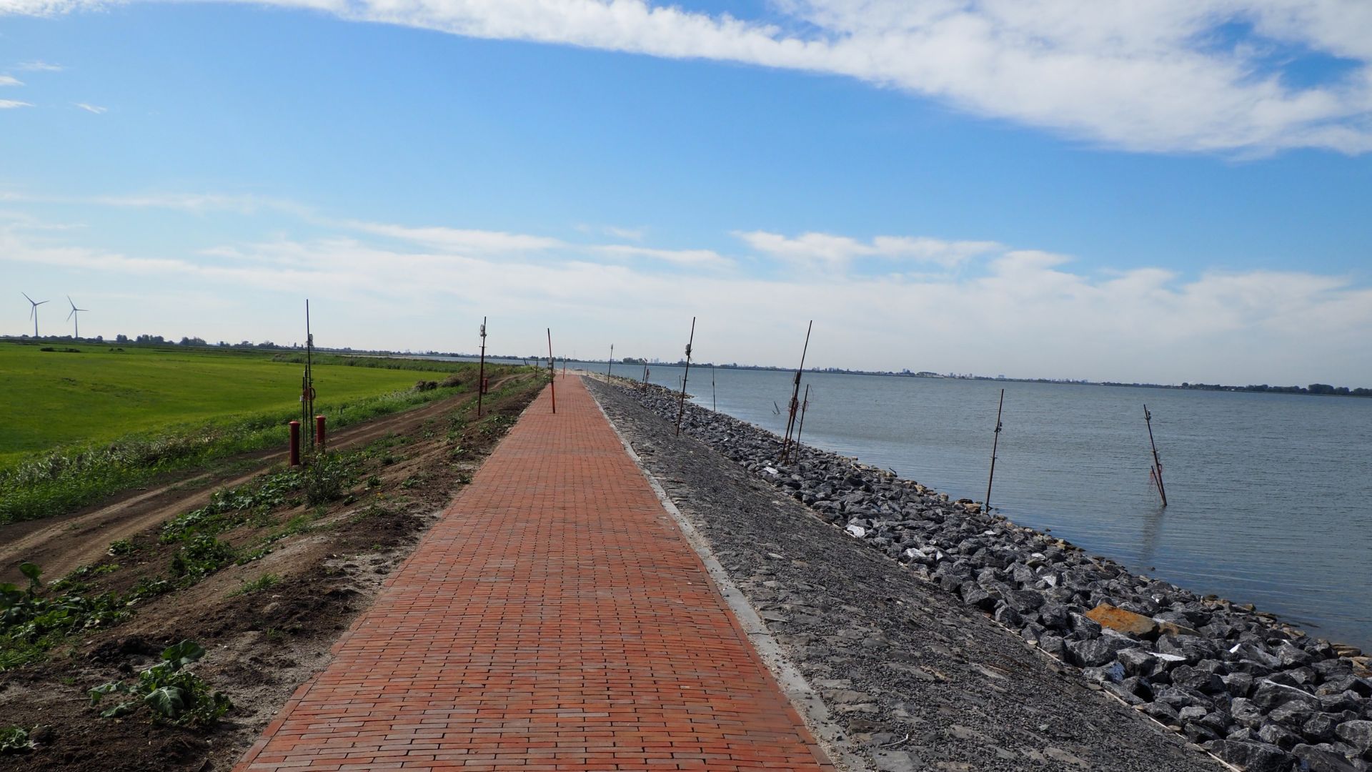 Het resultaat van de opgehoogde dijk bij Marken