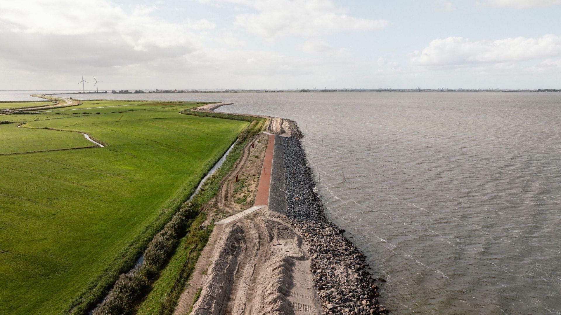 Ophoging van de dijk bij Marken