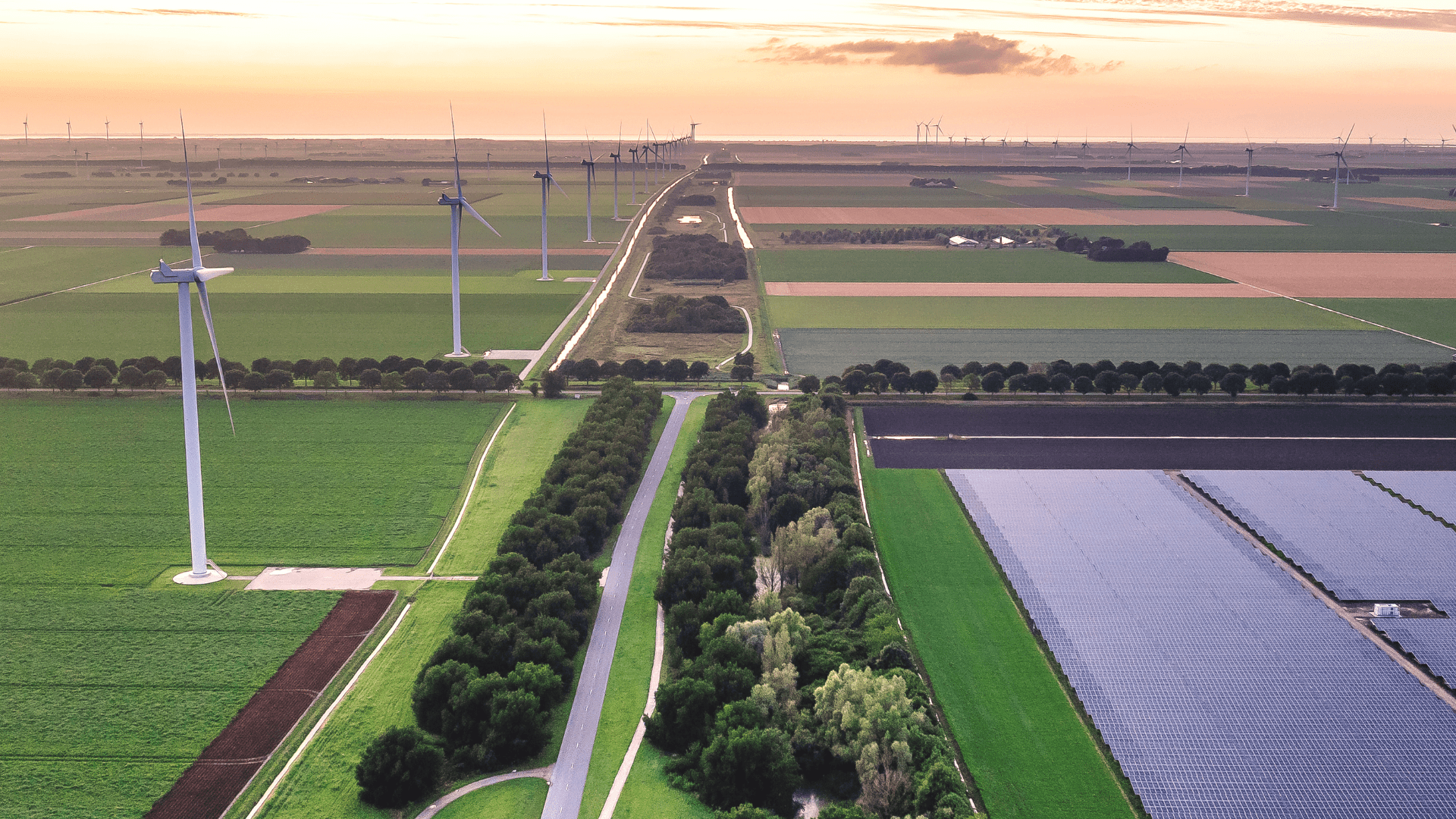 Foto van landschap met windmolens en zonnepanelen