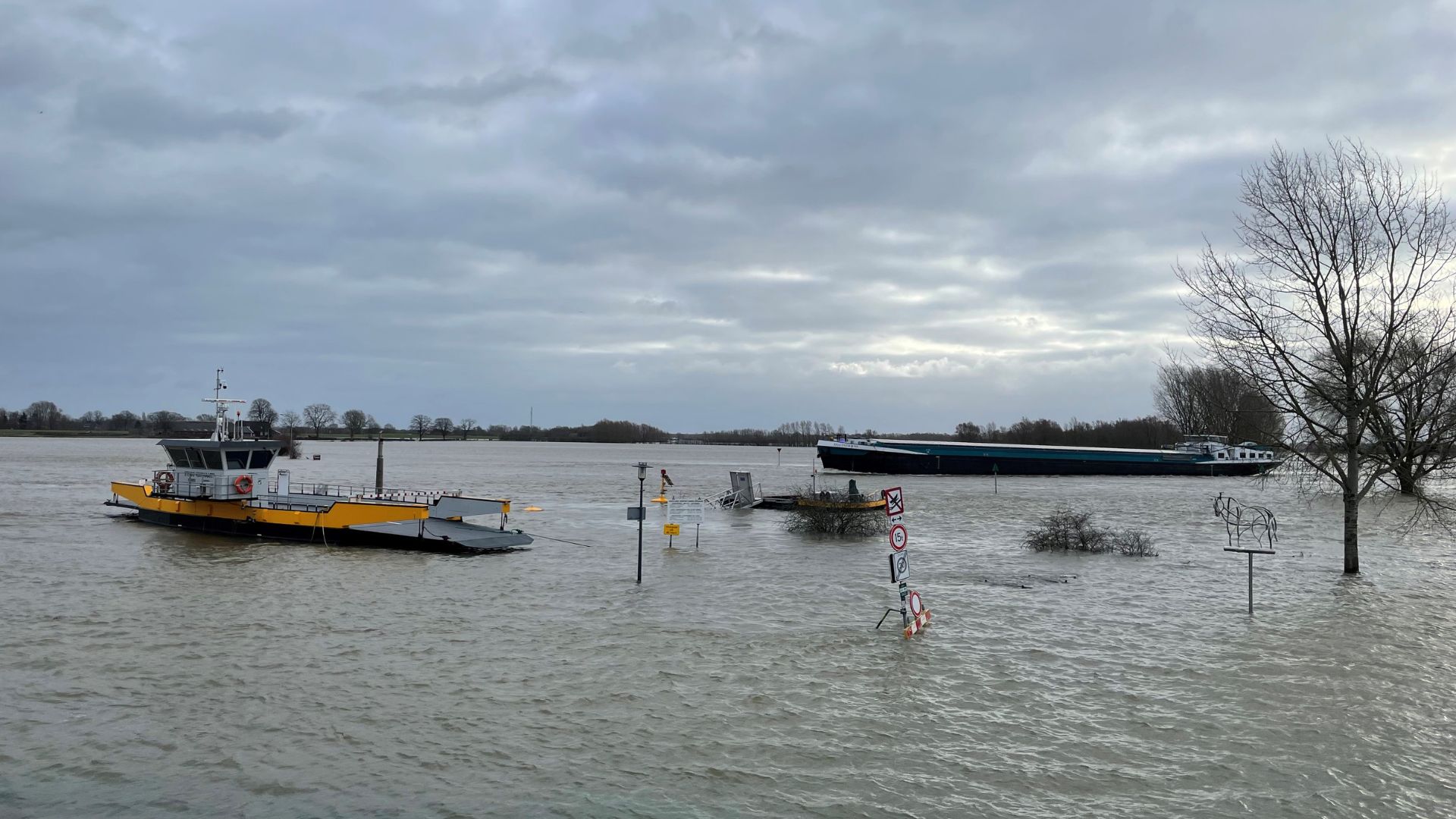 Veerpont op de IJssel die buiten haar oevers treedt