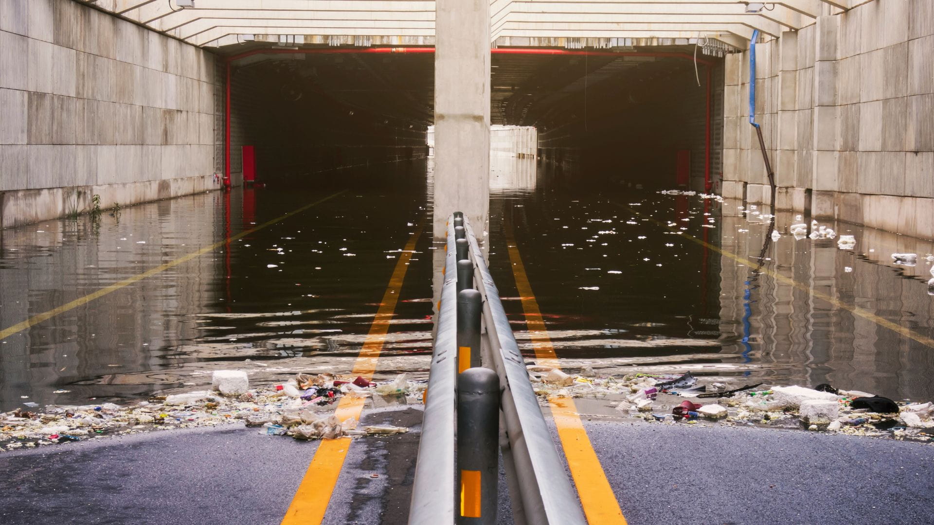 Een ondergelopen tunnel illustreert hoe klimaatrisico’s de continuïteit van vitale infrastructuur bedreigen