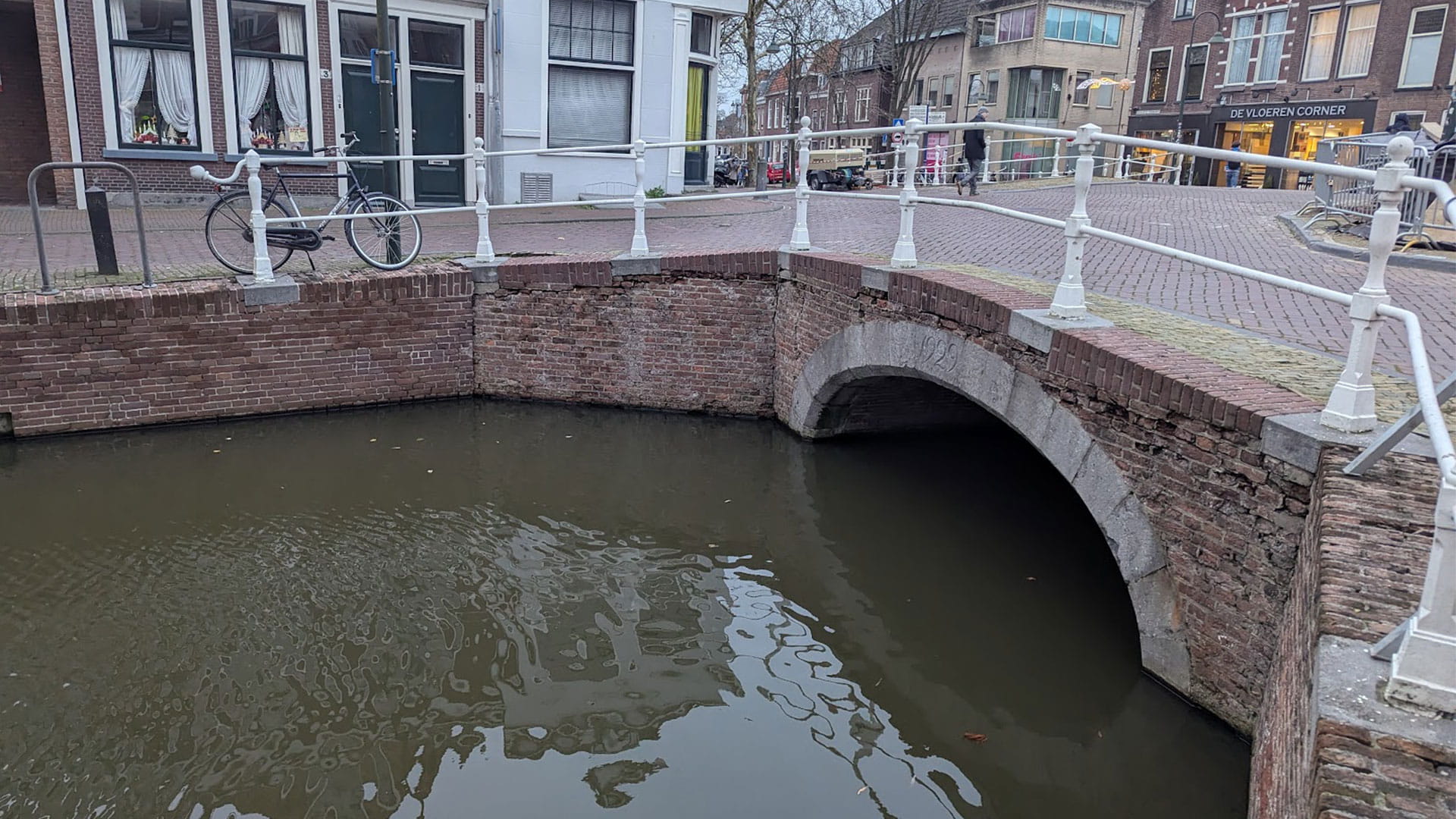 Een brug in Delft