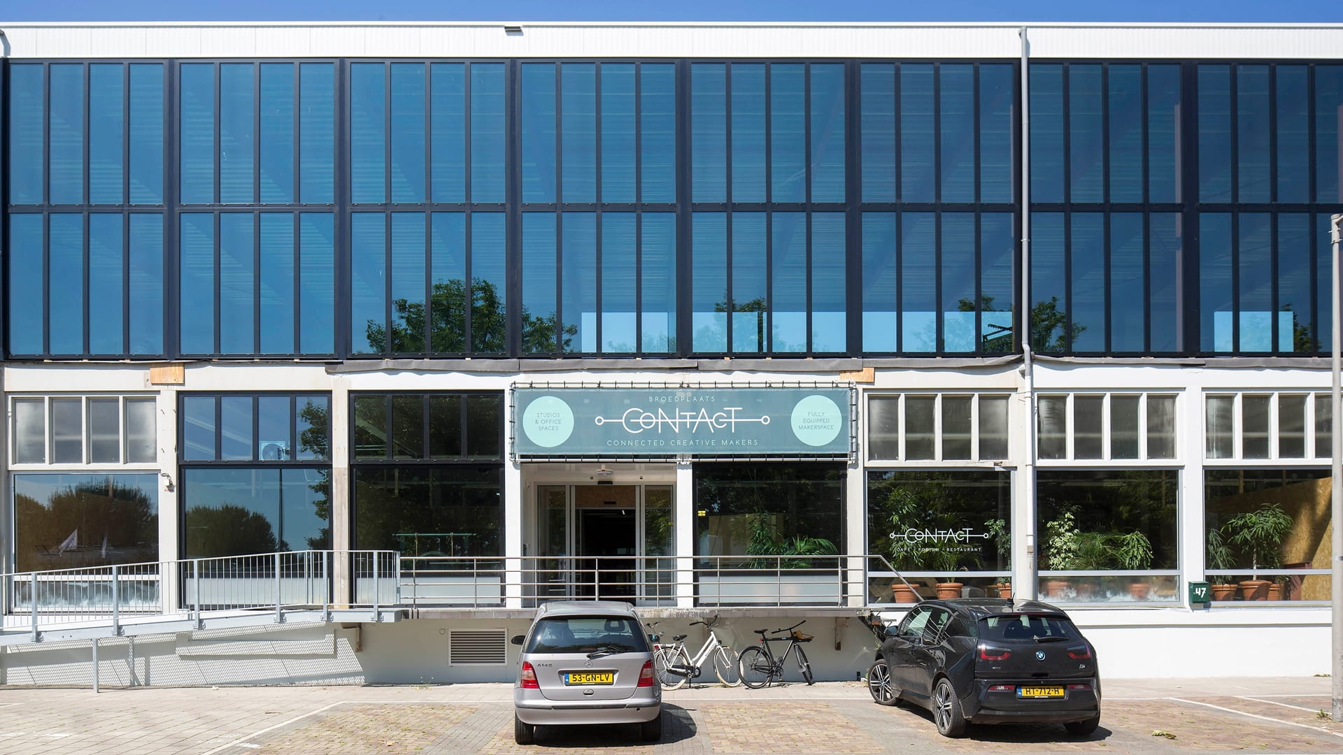 Foto van de buitengevel van het kantoorgebouw Contact in Amsterdam